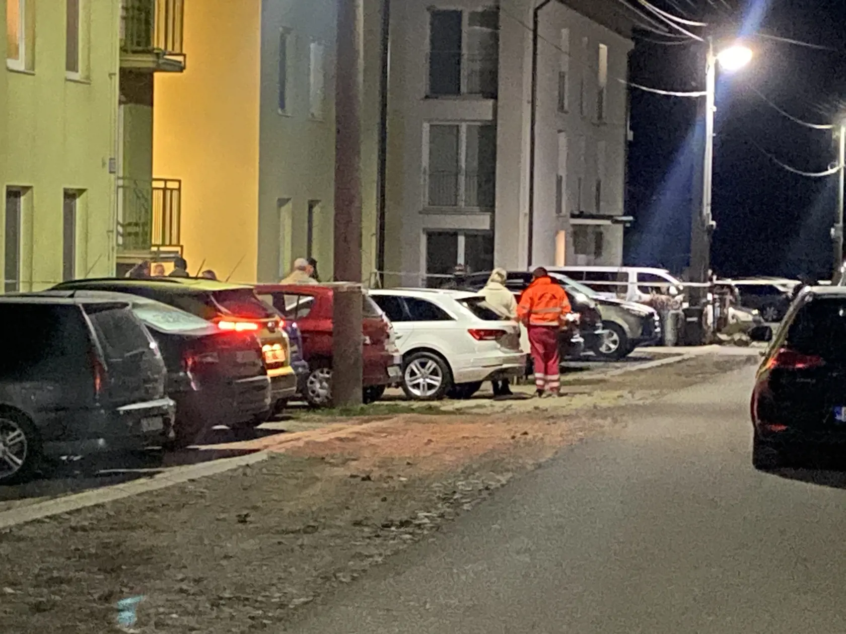 Ulica hrôzy. V Rokytove pri Bardejove, v prvom bytovom dome vľavo na fotografii, na prízemí, policajt zastrelil iba mesačné bábätko a potom zbraň obrátil proti sebe