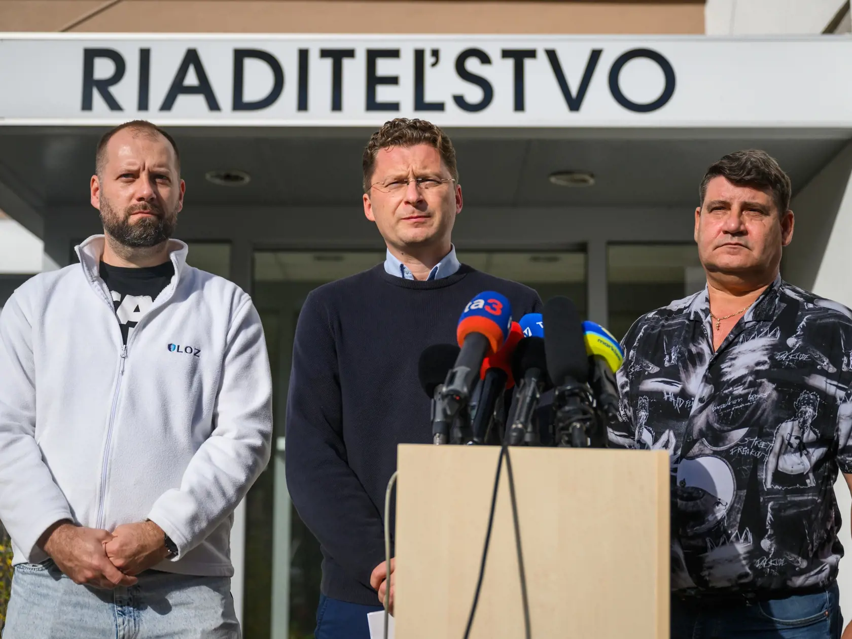 Na snímke zľava podpredseda Lekárskeho Odborového Združenia (LOZ) Miroslav Mendel, predseda Lekárskeho odborového združenia (LOZ) Peter Visolajský a podpredseda LOZ UNB Kramáre Zoltán Jány počas tlačovej konferencie LOZ  na tému: Avizované kroky lekárov sa stávajú skutočnosťou. V Bratislave 29. októbra 2024. FOTO TASR - Jaroslav Novák