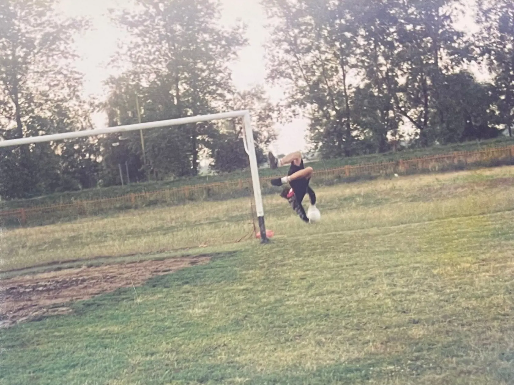 Poslanec OĽaNO György Gyimesi (42) ešte pred viac ako dvadsiatimi rokmi sníval o kariére profesionálneho futbalového brankára. "Prvý, kto si všimol, že mám talent na futbal - a hlavne na brankára - bol môj otec. Keď sme si doma na záhrade kopali, tak vždy som chcel byť brankár. Nikdy som nechcel góly dávať, ale im brániť," povedal nám Gyimesi.