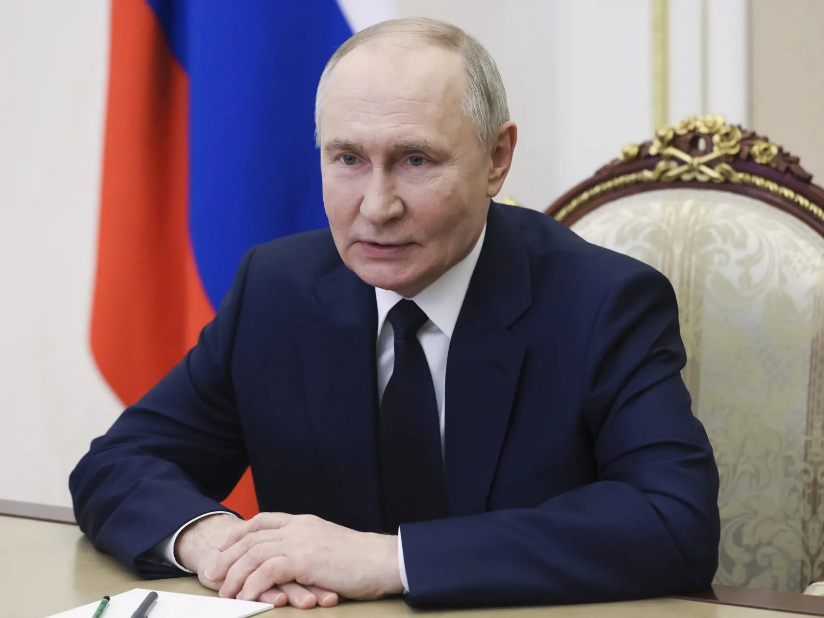Putin v roku 2022 poslal na Ukrajinu desaťtisíce vojakov, čo vyvolalo najväčšiu konfrontáciu medzi Moskvou a Západom od studenej vojny, pripomenula agentúra Reuters. Ruské sily podľa nej od polovice minulého roka postupujú a ovládajú takmer pätinu ukrajinského územia. Prezident USA Donald Trump vyhlásil, že túto vojnu zastaví.