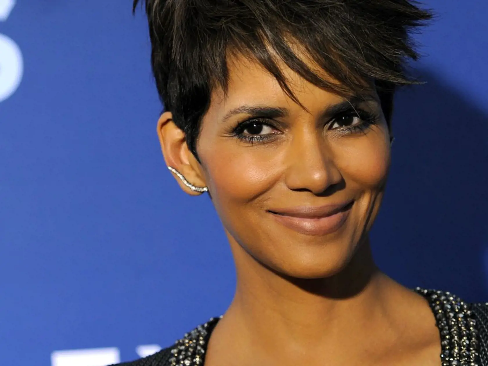 SY 7 Los Angeles - Americká filmová hviezda Halle Berryová pózuje pre fotografov na premiére televízneho sci-fi seriálu Extant 16. júna 2014 v Los Angeles. FOTO TASR/AP   
Halle Berry, a cast member in the CBS science fiction television series "Extant," poses at the premiere of the series on Monday, June 16, 2014 in Los Angeles. (Photo by Chris Pizzello/Invision/AP)