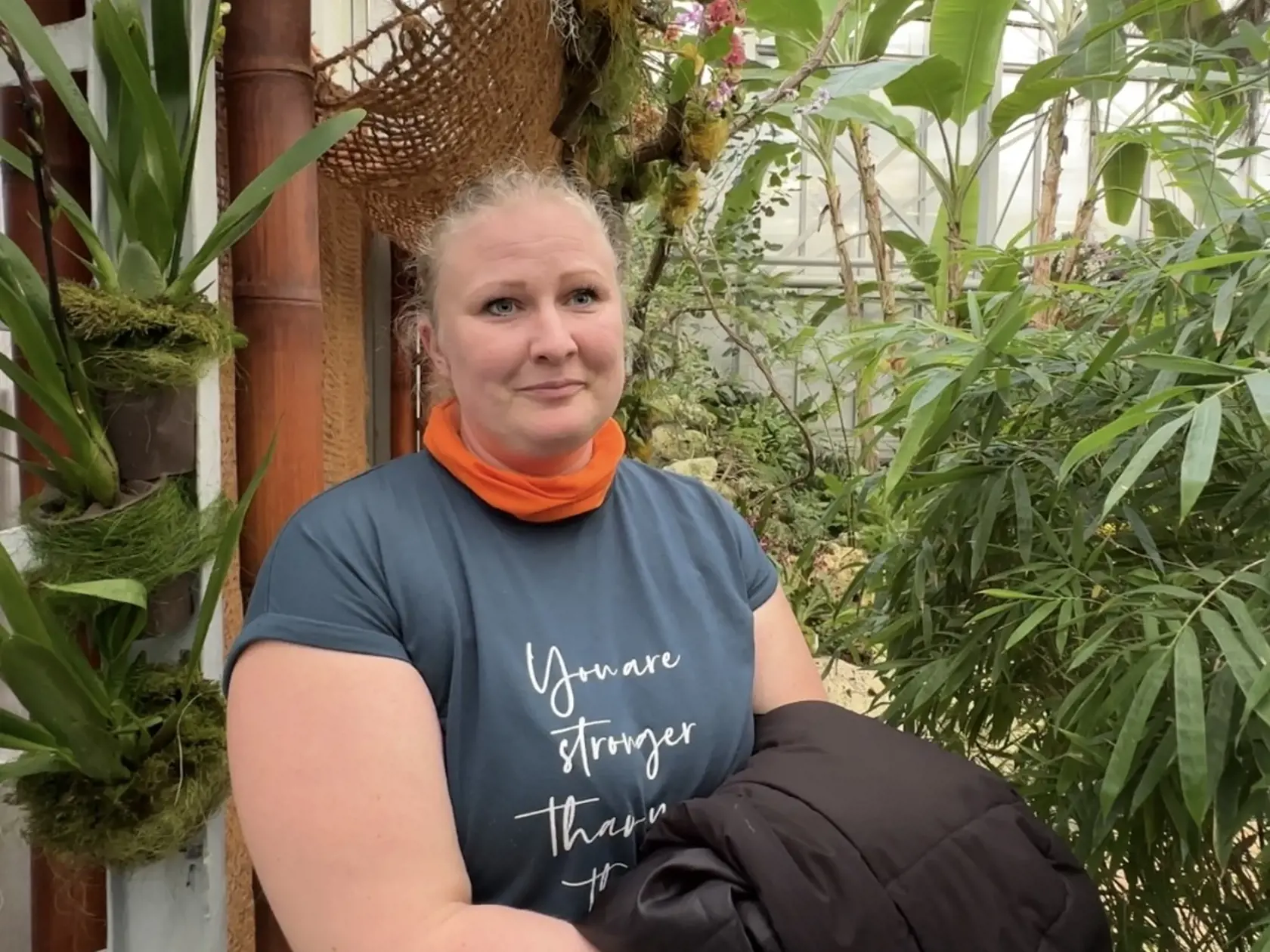 „Navštevujem ju, keď sa dá, každý rok. Niekoľko orchidey mám, ale výrazný pestovateľ nie som. No môjmu otcovi sa darí. Je to príjemné miesto, človek sa tu prejde, celkovo je to príjemná zmena,“ opísala nám návštevníčka Zuzana.