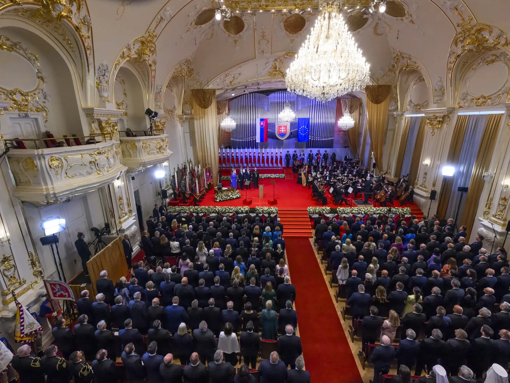 Na snímke v pozadí zľava bývalá prezidentka SR Zuzana Čaputová, prezident SR Peter Pellegrini, podpredseda Národnej rady SR Peter Žiga (Hlas-SD), ktorý je poverený jej vedením a predseda Ústavného súdu SR Ivan Fiačan a pozvaní hostia počas slávnostnej schôdze Národnej rady SR pri príležitosti zloženia sľubu prezidenta SR v priestoroch budovy Slovenskej filharmónie 15. júna 2024 v Bratislave. FOTO TASR - Jaroslav Novák