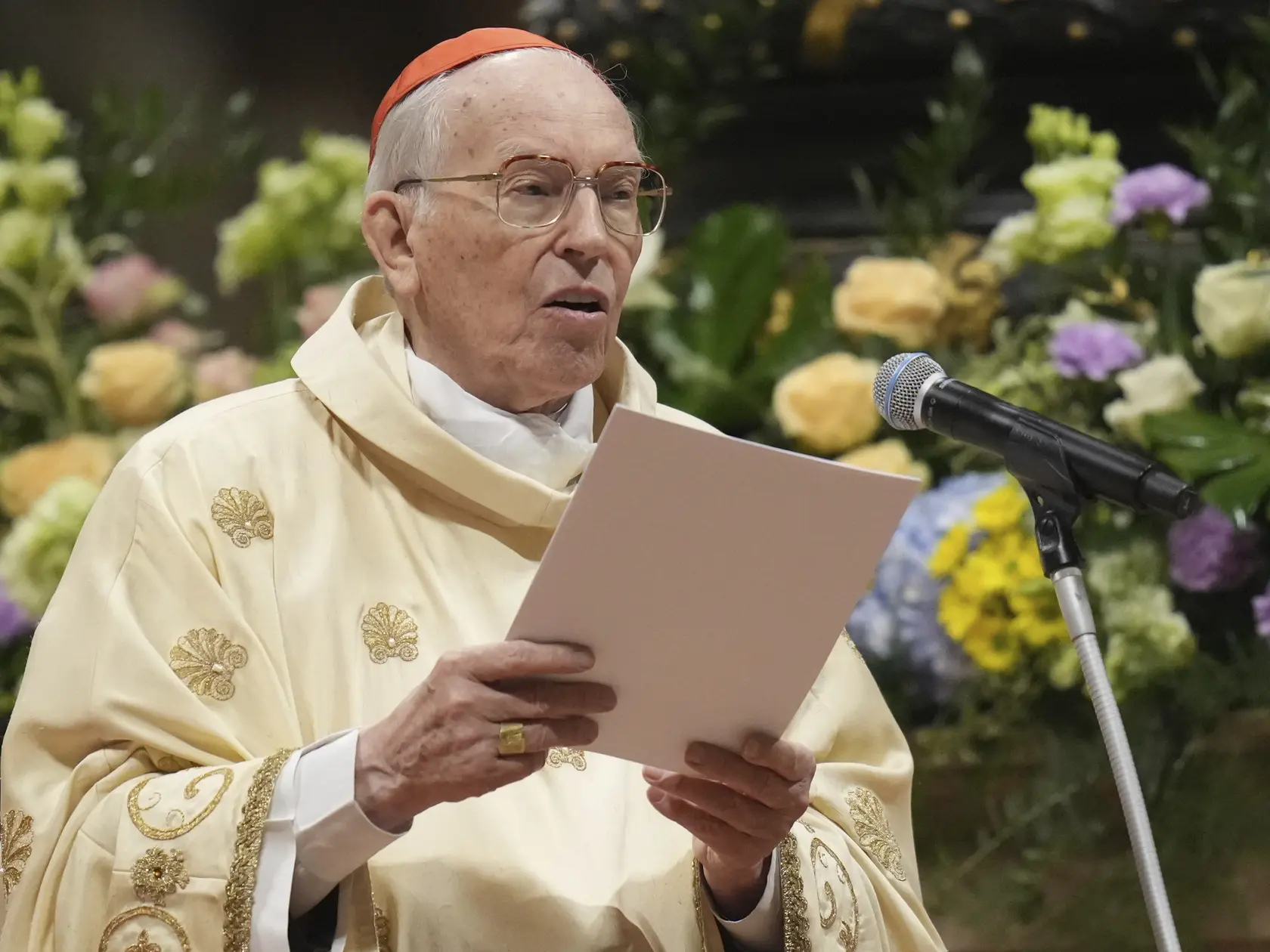 Dekan Kardinálskeho kolégia Giovanni Battista Re číta počas veľkonočnej vigílie na Bielu sobotu v Bazilike sv. Petra vo Vatikáne 19. apríla 2025. FOTO TASR/AP
Dean of the College of Cardinals Giovanni Battista Re reads a message as he leads the Easter vigil inside St. Peters Basilica at the Vatican, Saturday, April 19, 2025. (AP Photo/Alessandra Tarantino)