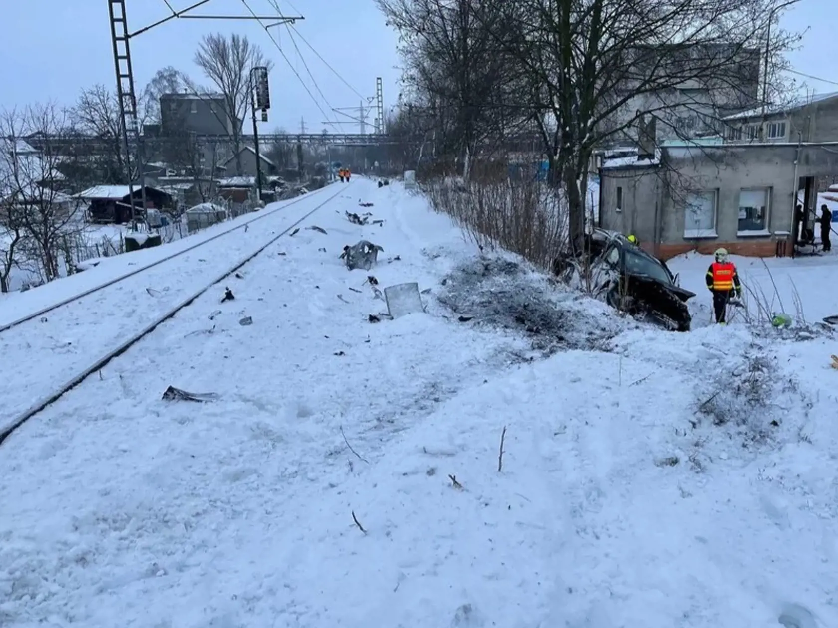 Osobné auto tu zmietol rýchlik idúci z Olomouca do Ostravy. Prejazd si vzal životy chlapca (†12) a jeho sestričky (†2)! Na inštaláciu závor ani po štyroch rokoch ešte nedošiel čas...
