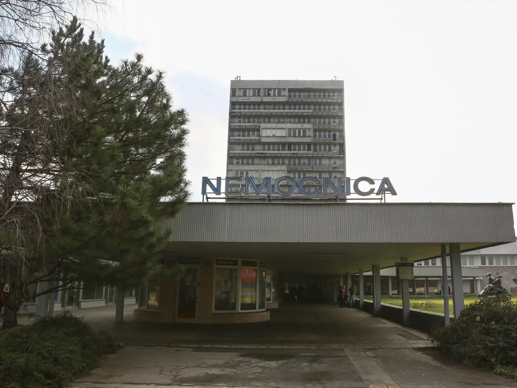 Mladá žena po druhom príchode do ružinovskej nemocnice odpadla a nastala mozgová smrť.