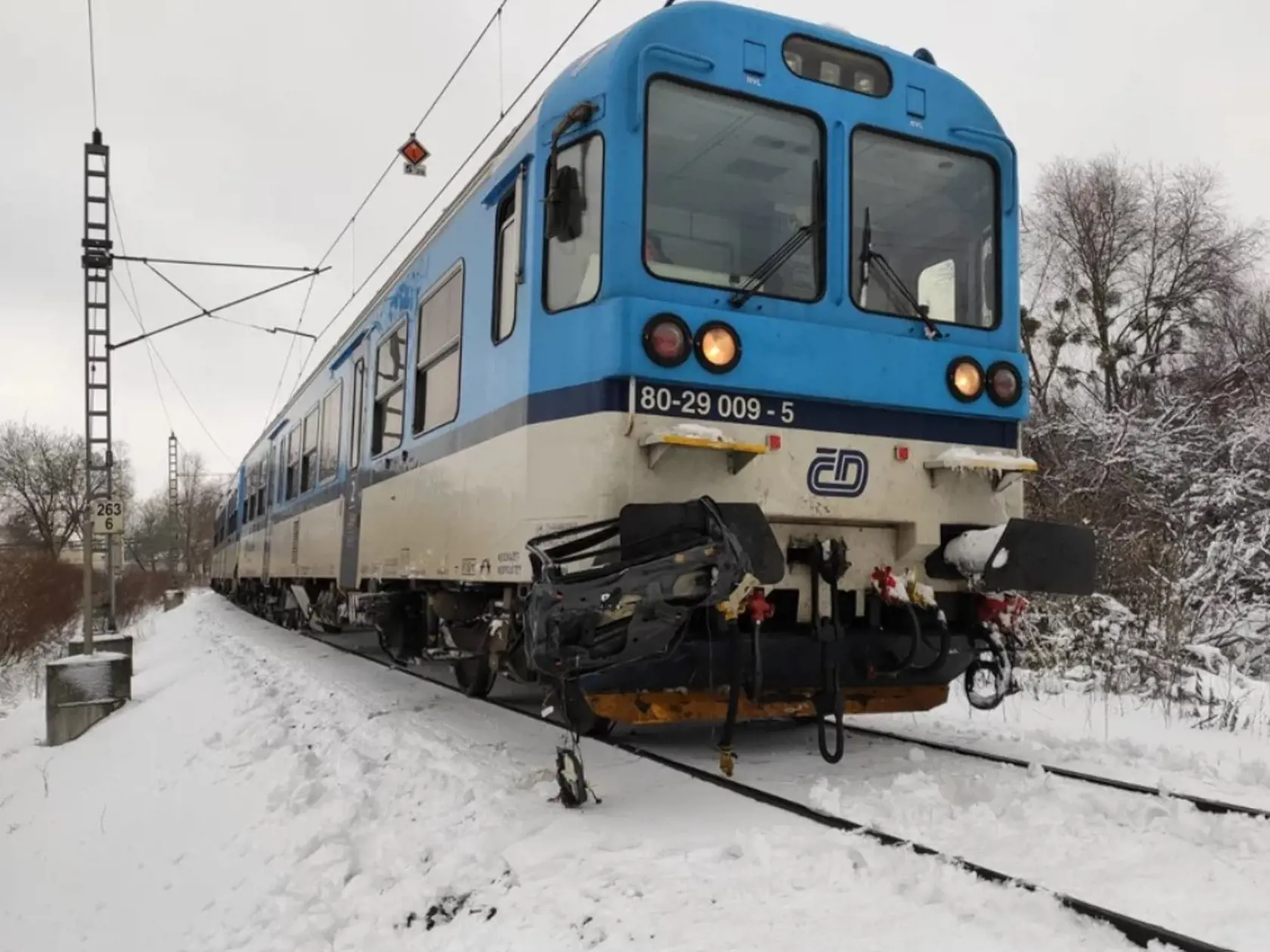 Osobné auto tu zmietol rýchlik idúci z Olomouca do Ostravy. Prejazd si vzal životy chlapca (†12) a jeho sestričky (†2)! Na inštaláciu závor ani po štyroch rokoch ešte nedošiel čas...