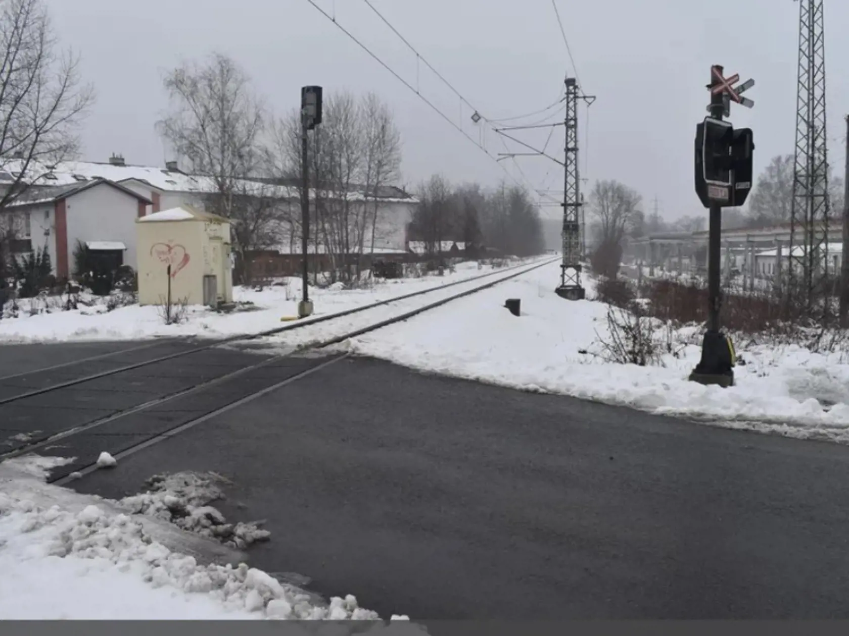 Osobné auto tu zmietol rýchlik idúci z Olomouca do Ostravy. Prejazd si vzal životy chlapca (†12) a jeho sestričky (†2)! Na inštaláciu závor ani po štyroch rokoch ešte nedošiel čas...