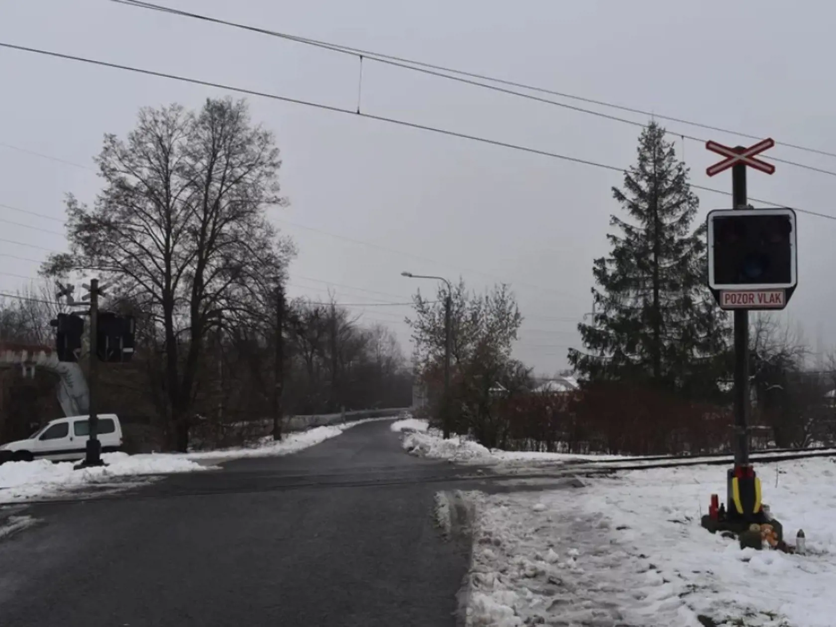 Osobné auto tu zmietol rýchlik idúci z Olomouca do Ostravy. Prejazd si vzal životy chlapca (†12) a jeho sestričky (†2)! Na inštaláciu závor ani po štyroch rokoch ešte nedošiel čas...