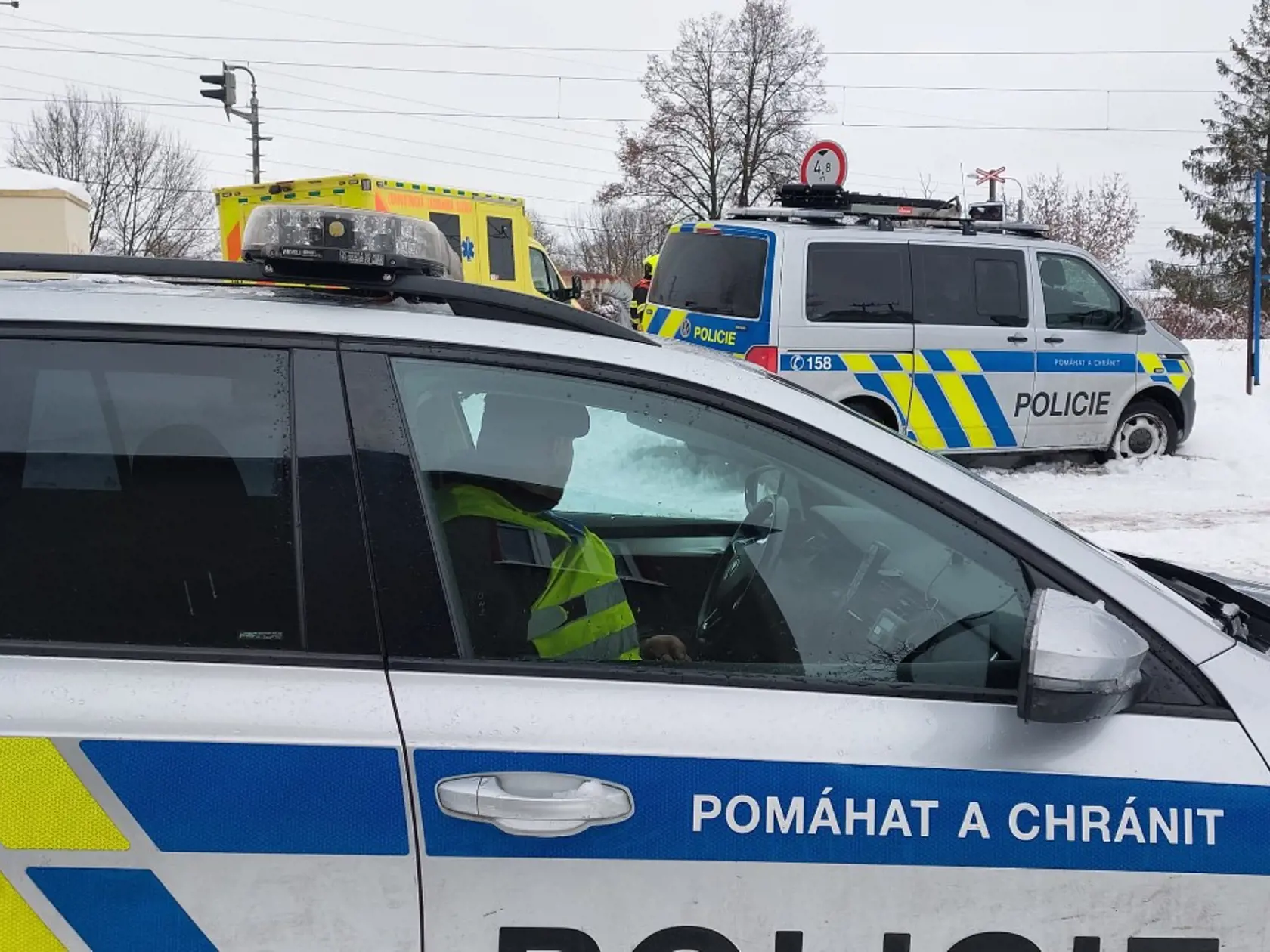 V sobotu dopoludnia došlo na železničnom priecestí v Ostrave Třebovicích k zrážke vozidla s vlakom. Dve maloleté osoby z auta bohužiaľ zomreli.