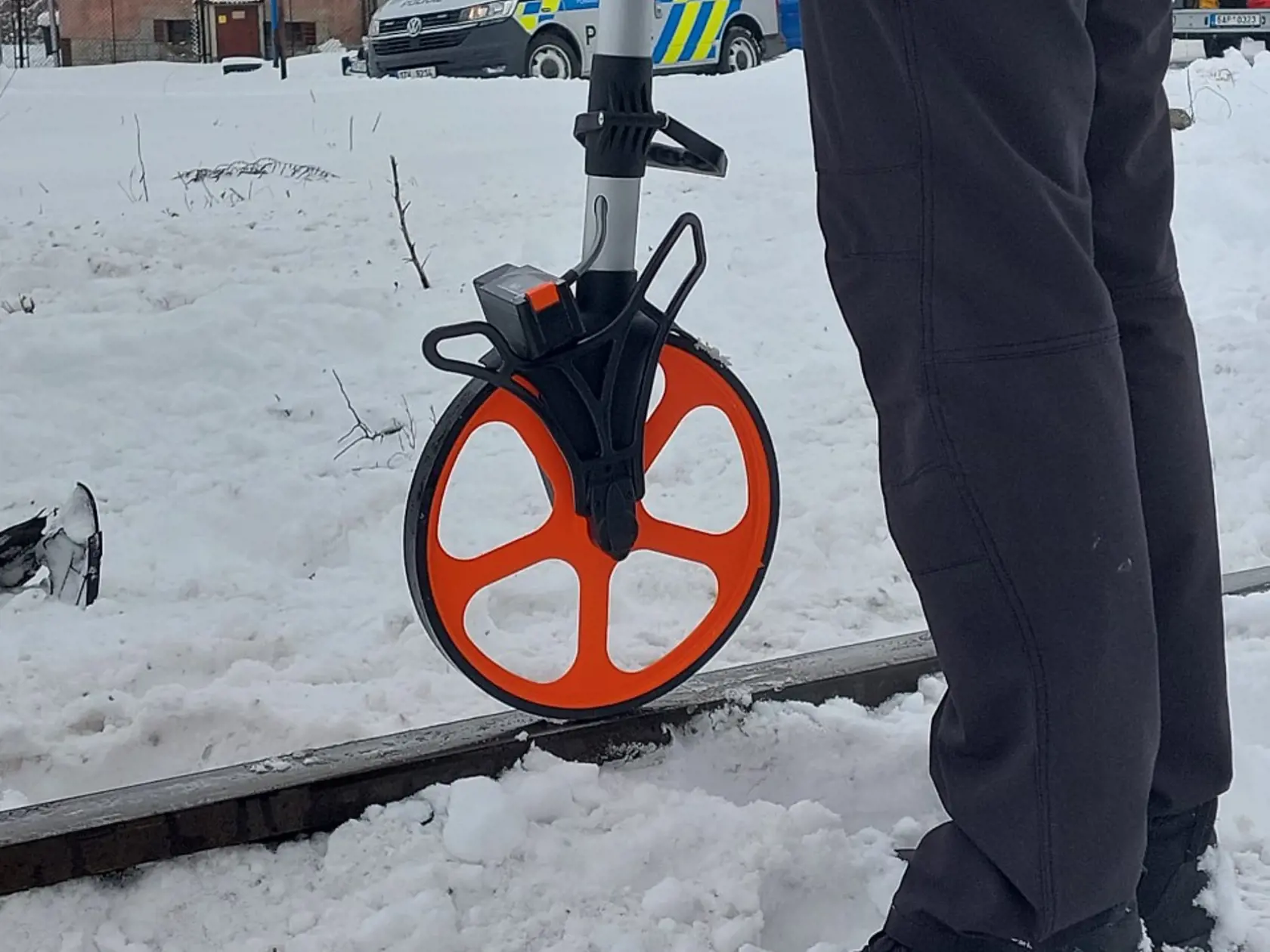 V sobotu dopoludnia došlo na železničnom priecestí v Ostrave Třebovicích k zrážke vozidla s vlakom. Dve maloleté osoby z auta bohužiaľ zomreli.