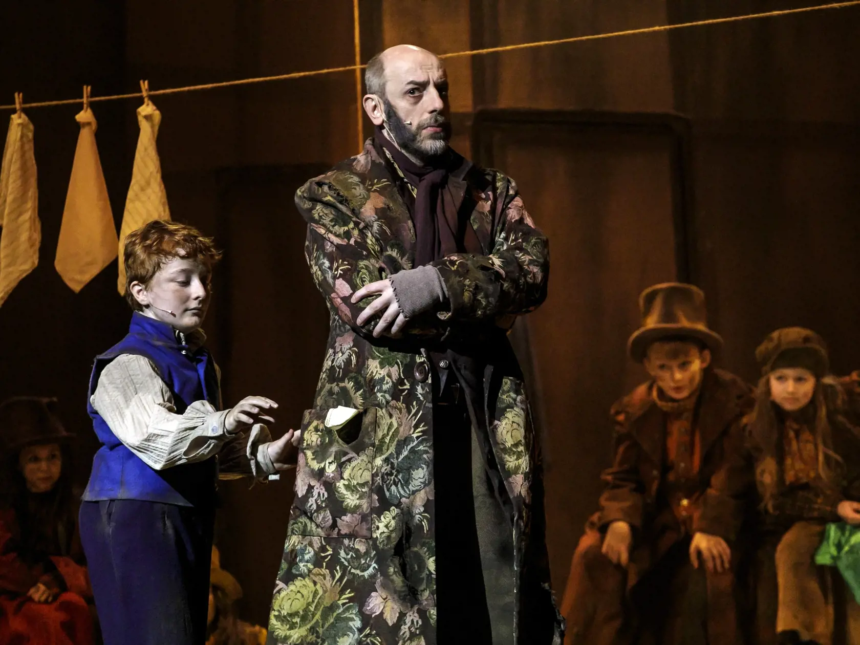 Na snímke zľava herci Tomáš Novák (Oliver Twist) a Csongor Kassai (Fagin) počas verejnej generálky muzikálu  Oliver! v Divadle Nová scéna v Bratislave 7. marca 2024. FOTO TASR - Dano Veselský