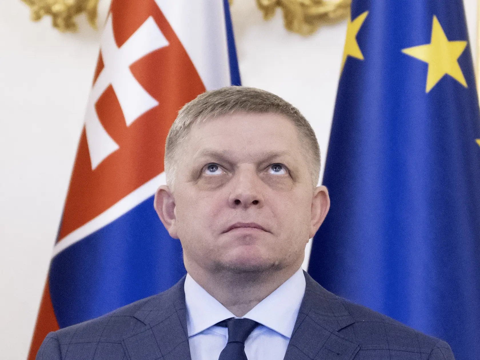 „Hoci nateraz nemáme žiadne ďalšie nové ložiská slintačky a krivačky a zahraničné experti z EÚ pochválil náš krízový tím na čele s ministrami pôdohospodárstva a vnútra a hlavným hygienikom, opozícia ide ako obyčajne. Všetko je zlé, ministra Takáča treba odvolať a zvieratá predstavujúce riziko, aby neutrácali, ale natierali Alpou a vyhladkali,“ kritizoval Fico.