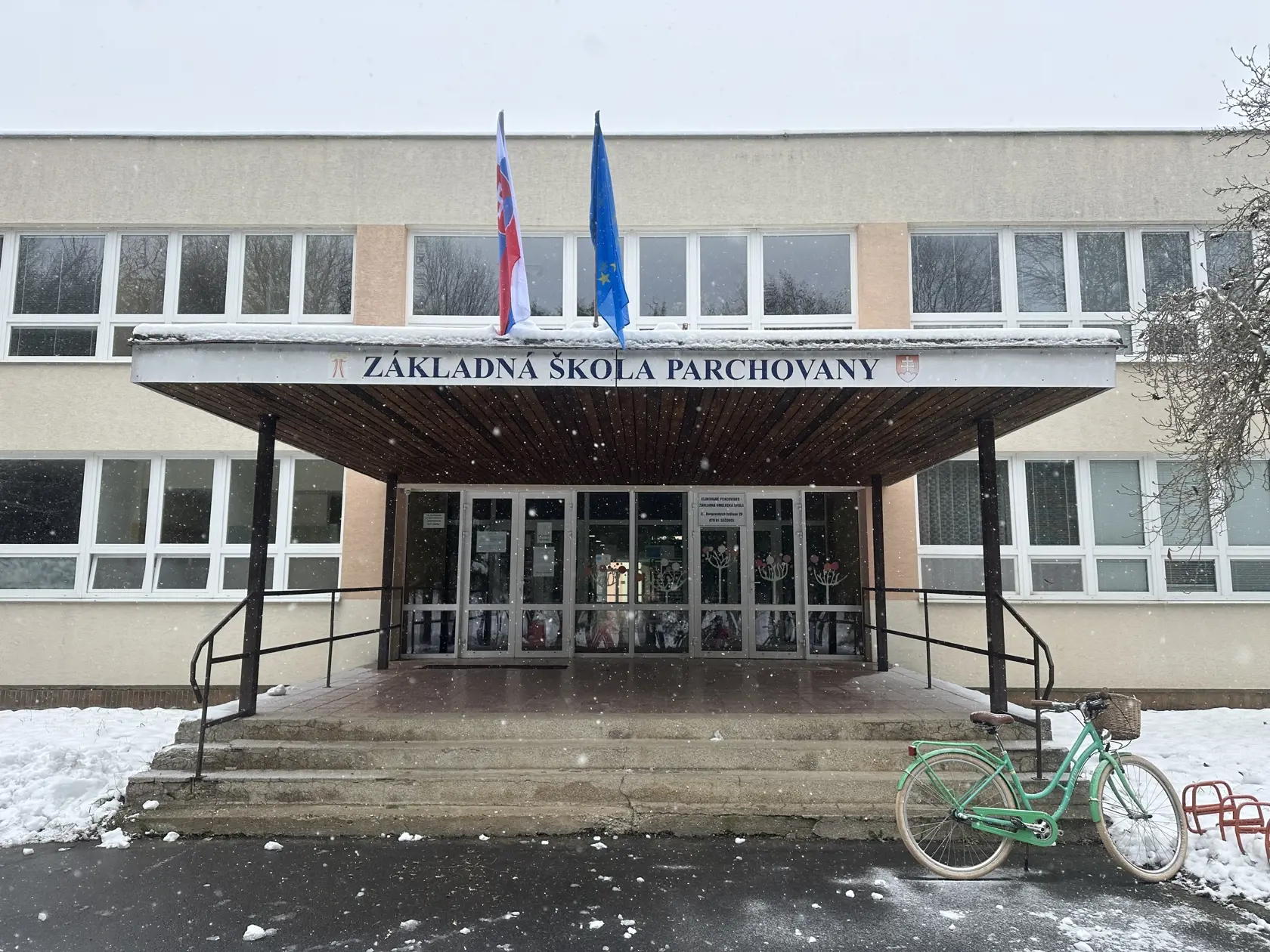 Symbolickú čiernu vlajku už zvesili.