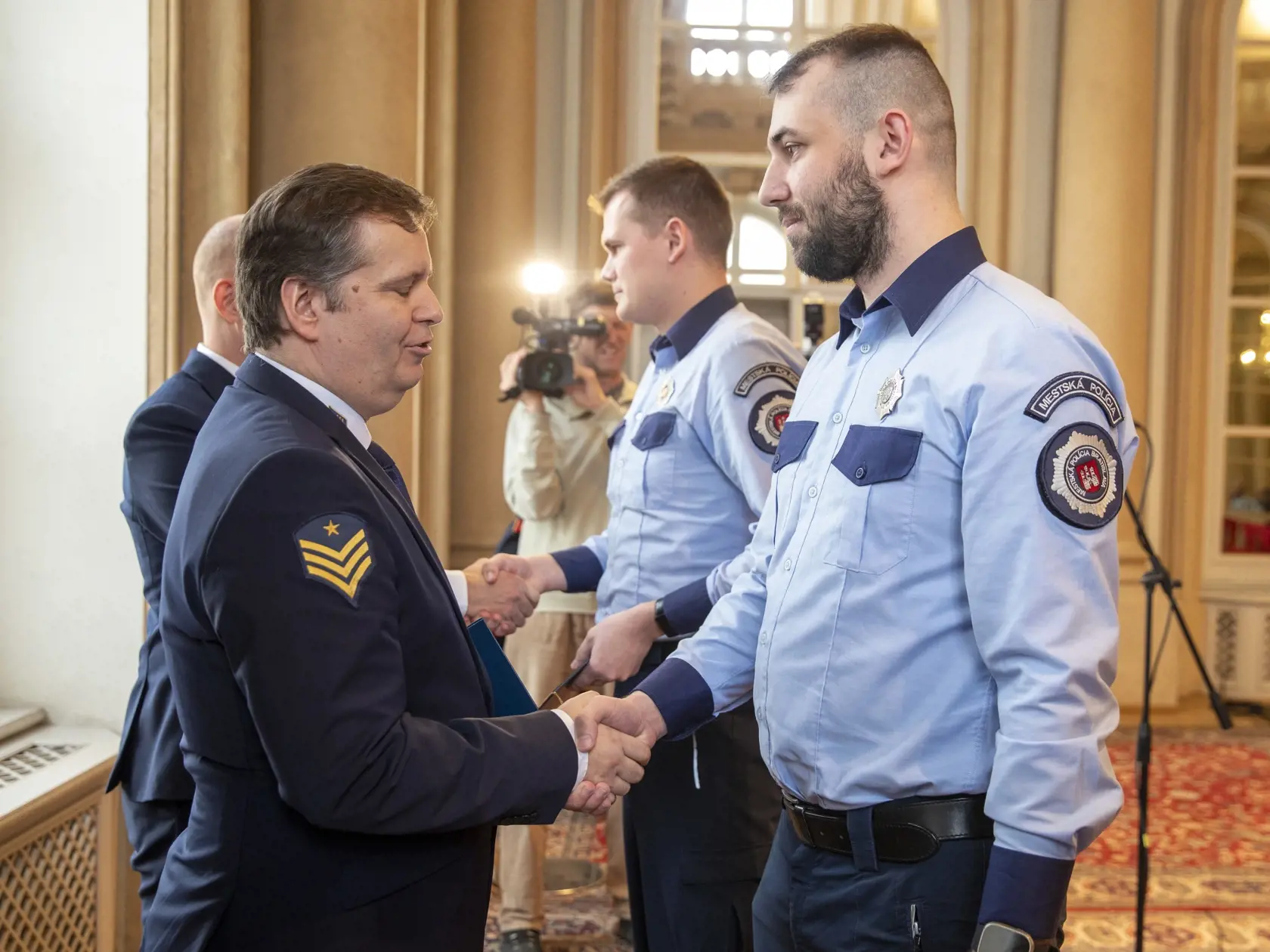 Ocenenie od náčelníka mestskej polície Miroslava Antala a viceprimátor Bratislavy Jakuba Mrvu preberá Dávid Herko a Borivoj Matušovič, z Okresného veliteľstva Bratislava III, ktorí zachránili v lete minulého roka život 61-ročnému mužovi.