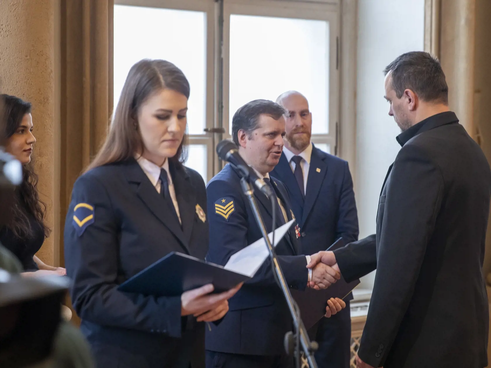 Ocenenie od náčelníka mestskej polície Miroslava Antala preberá Erik Horváth, slúžiaci na Okresnom veliteľstve Bratislava I, ktorý minulý rok zachránil život 19- ročnému mužovi.