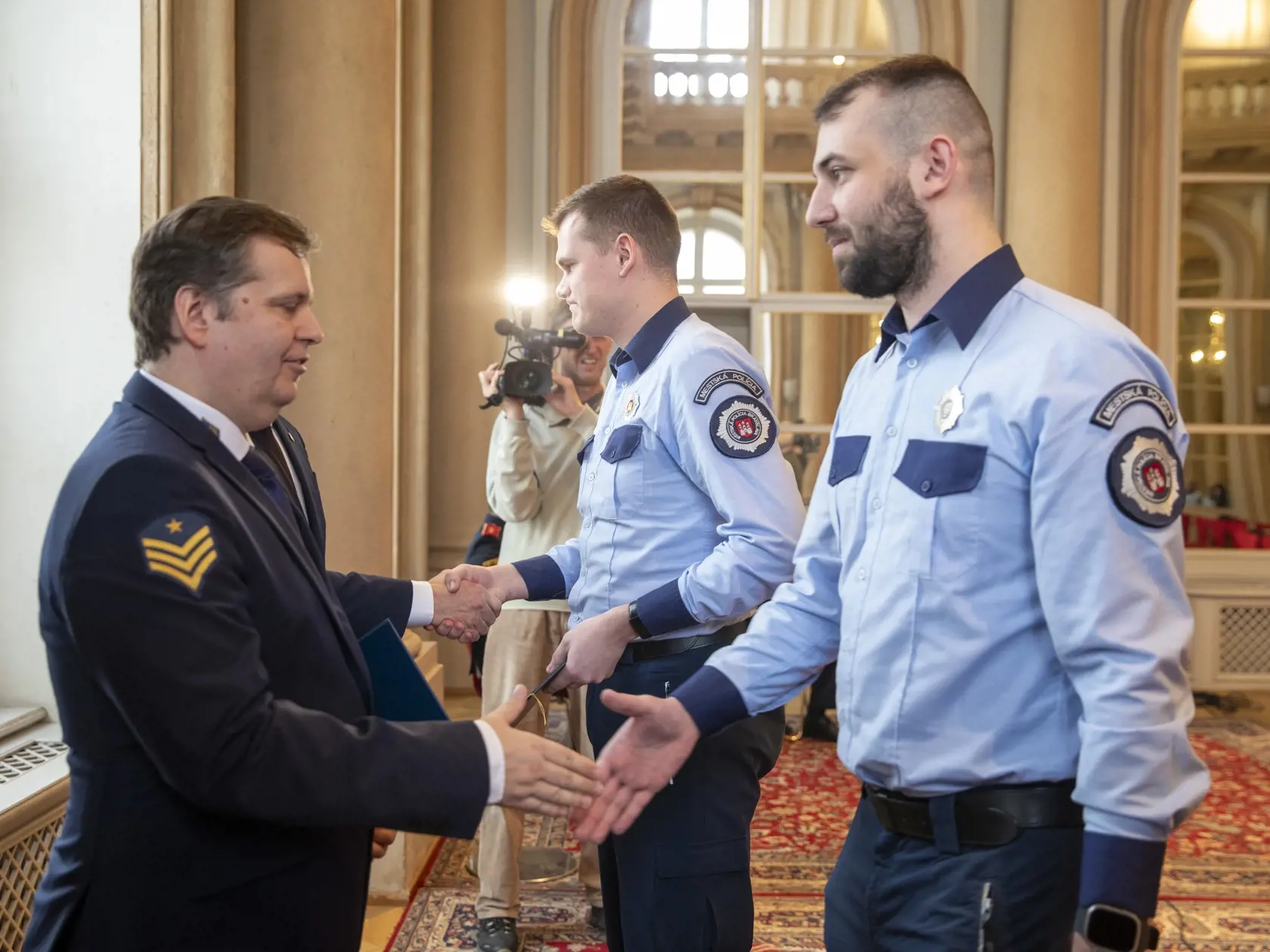 Ocenenie od náčelníka mestskej polície Miroslava Antala a viceprimátor Bratislavy Jakuba Mrvu preberá Dávid Herko a Borivoj Matušovič, z Okresného veliteľstva Bratislava III, ktorí zachránili v lete minulého roka život 61-ročnému mužovi.