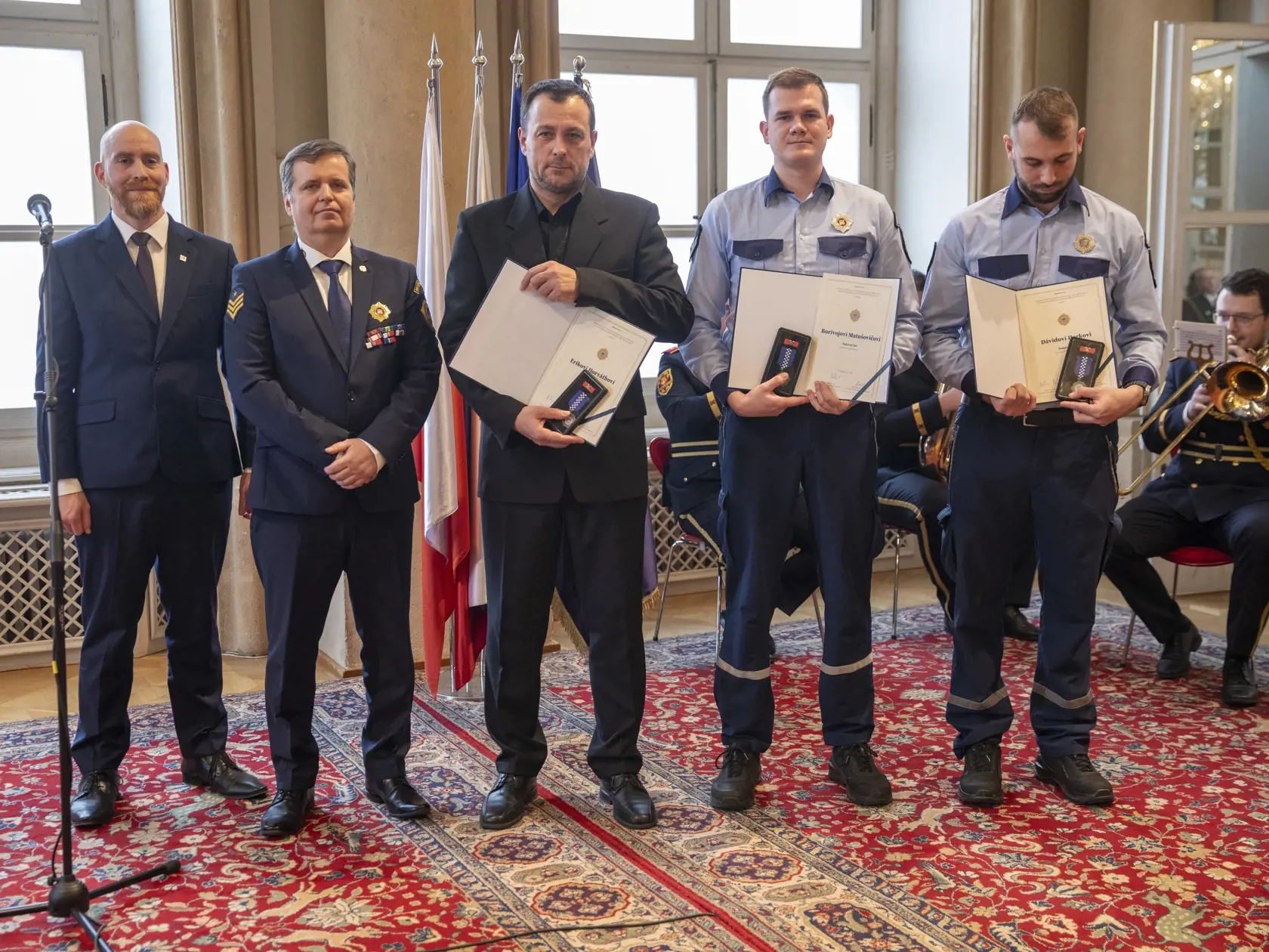 Za záchranu života ocenili viceprimátor s náčelníkom šiestich policajtov, slávnosti sa však zúčastnili len traja policajti, traja boli PN. Odovzdávanie vyznamenaní členom mestskej polície v Bratislave, Primaciálny palác - zľava viceprimátor Bratislavy Jakub Mrva, náčelník mestskej polície Miroslav Antal, Erik Horváth, Borivoj Matušovič a Dávid Herko.