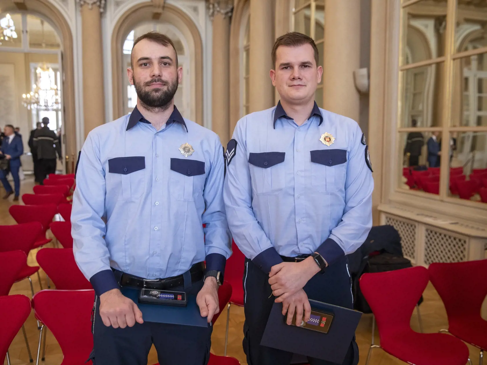 Dávid Herko (vľavo) a Borivoj Matušovič zachránili v lete minulého roka život 61-ročnému mužovi, ktorému zlyhávali základné životné funkcie. Policajti boli najbližšie k miestu udalosti a použili na resuscitáciu externý automatický defibrilátor. Muža v stabilizovanom stave si následne prevzali pracovníci rýchlej zdravotnej pomoci.