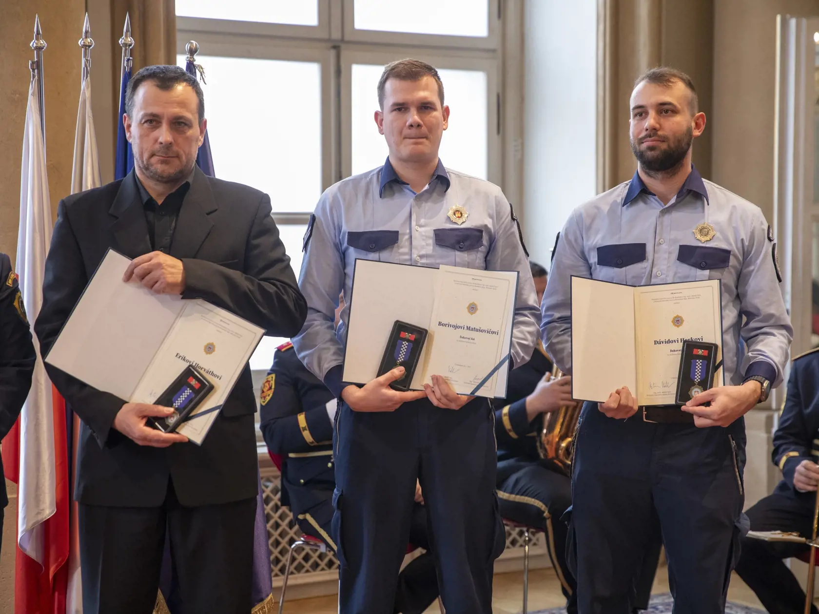 Ocenení policajti za záchranu ľudského života: Erik Horváth (vľavo), Borivoj Matušovič a Dávid Herko.
