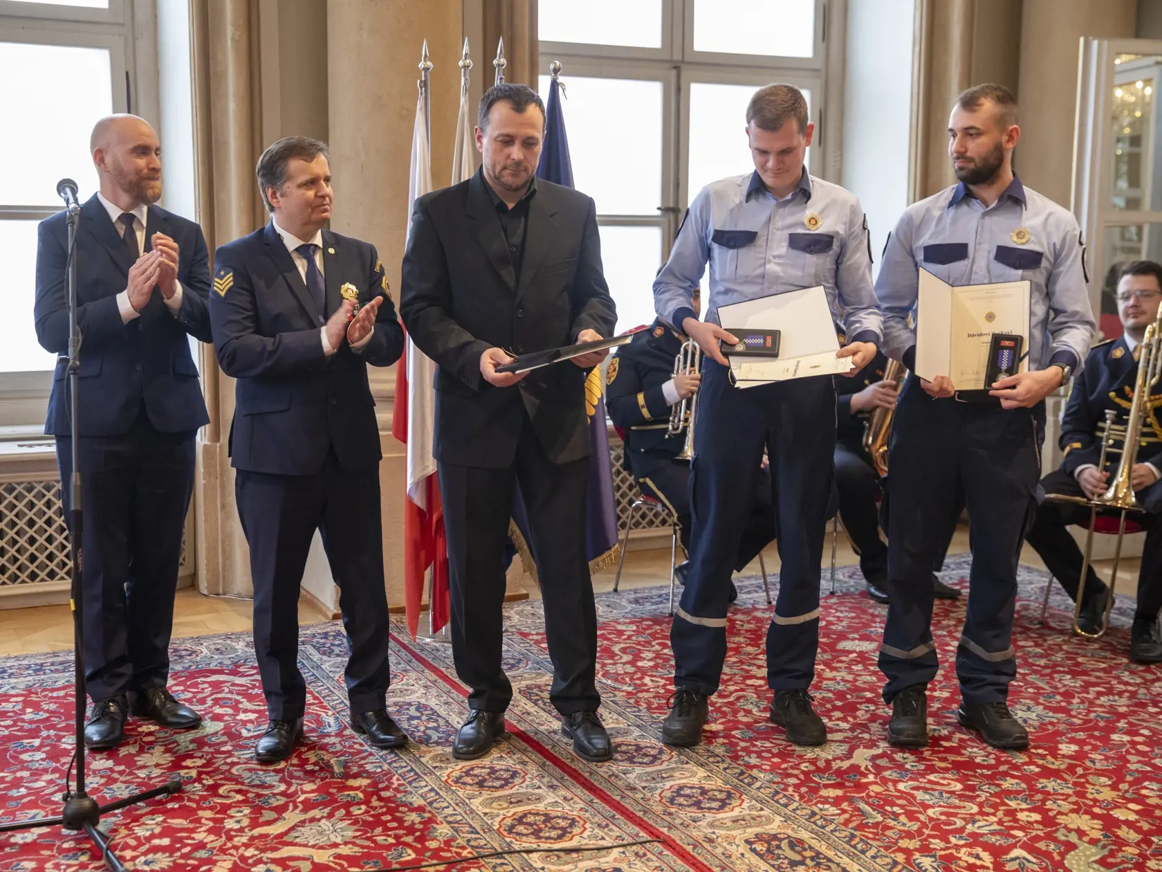 Za záchranu života ocenili viceprimátor s náčelníkom šiestich policajtov, slávnosti sa však zúčastnili len traja policajti, traja boli PN. Odovzdávanie vyznamenaní členom mestskej polície v Bratislave, Primaciálny palác - zľava viceprimátor Bratislavy Jakub Mrva, náčelník mestskej polície Miroslav Antal, Erik Horváth, Borivoj Matušovič a Dávid Herko.