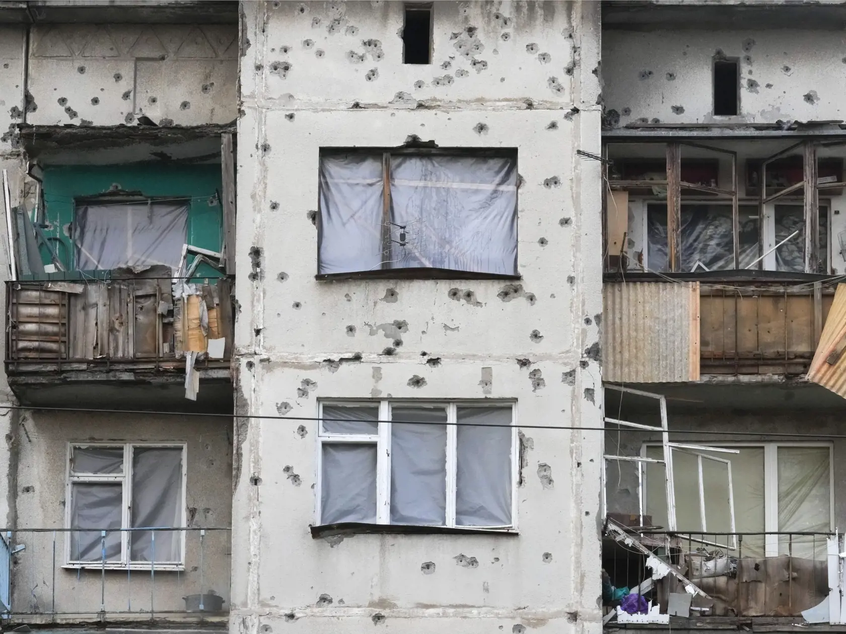 Stopy po šrapneloch z ruských rakiet pokrývajú viacposchodový obytný dom po ruskom ostreľovaní v meste Slavjansk, v Doneckej oblasti na východe Ukrajiny 29. októbra 2022.