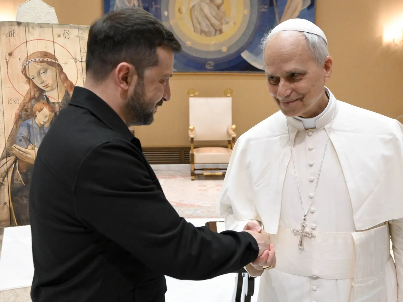 KK13 Vatikán - Pápež Lev XIV. a ukrajinský prezident Volodymyr Zelenskyj počas stretnutia vo Vatikáne v nedeľu 18. mája 2025. FOTO TASR/AP
This picture made available by Vatican Media on Sunday, May 18, 2025, shows Pope Leo XIV meeting Ukraine's President Volodymyr Zelenskyy at the Vatican. (Vatican Media via AP)