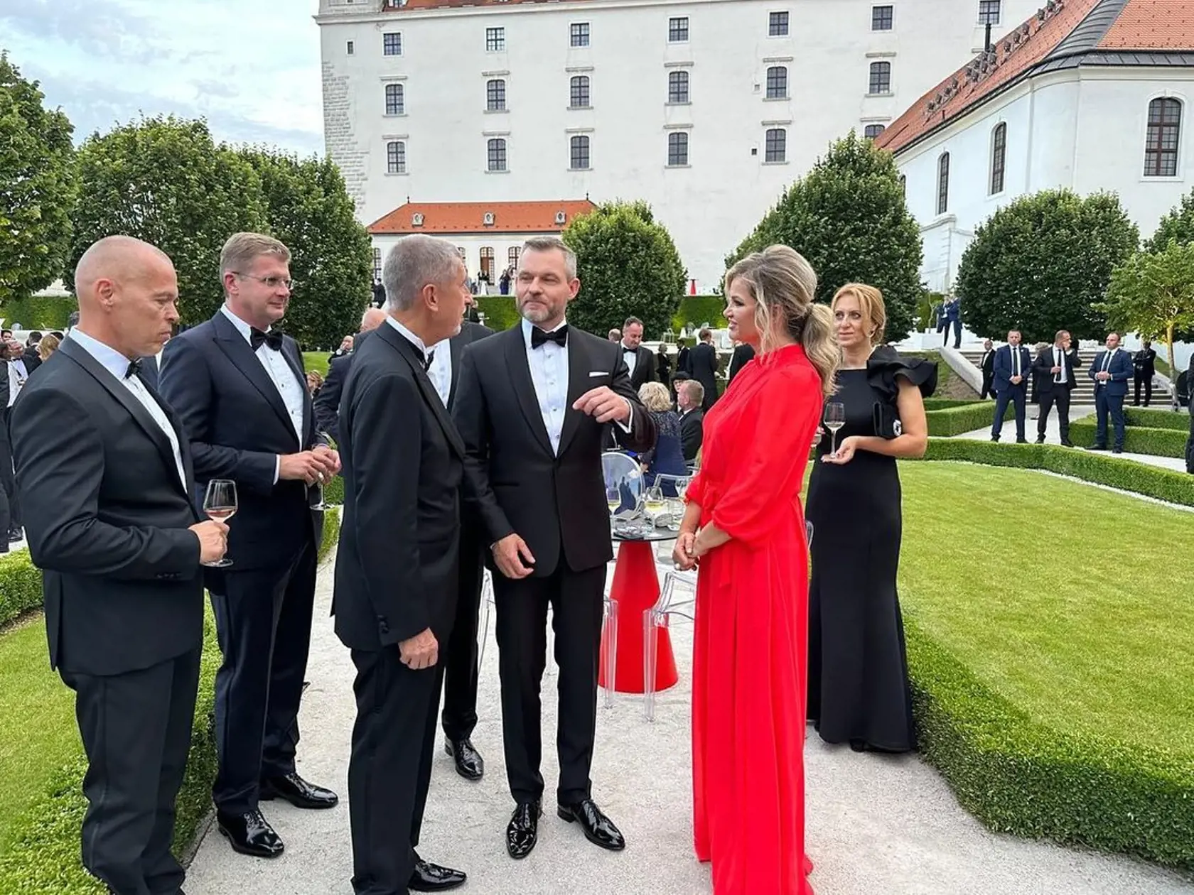 "S novým pánom prezidentom Petrom Pellegrinim na slávnostnej recepcii," pochválila sa Monika.