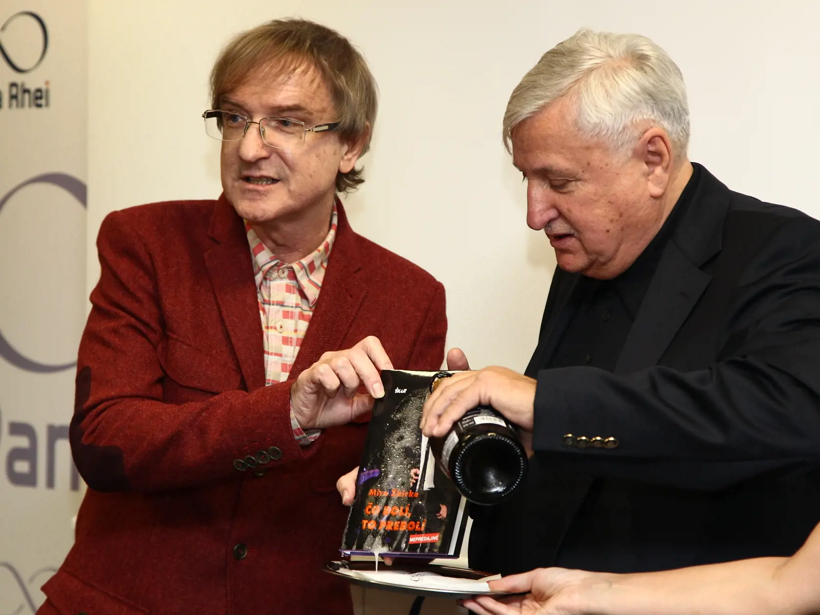 Krst 15CD edicie pesniciek Mira Zbirku a zaroven krst knihy o jeho zivote v knihkupectve panta rhei na postovej
krstny otec CD edicie bol Laco Lucenic
knihu krstil Kamil Peteraj