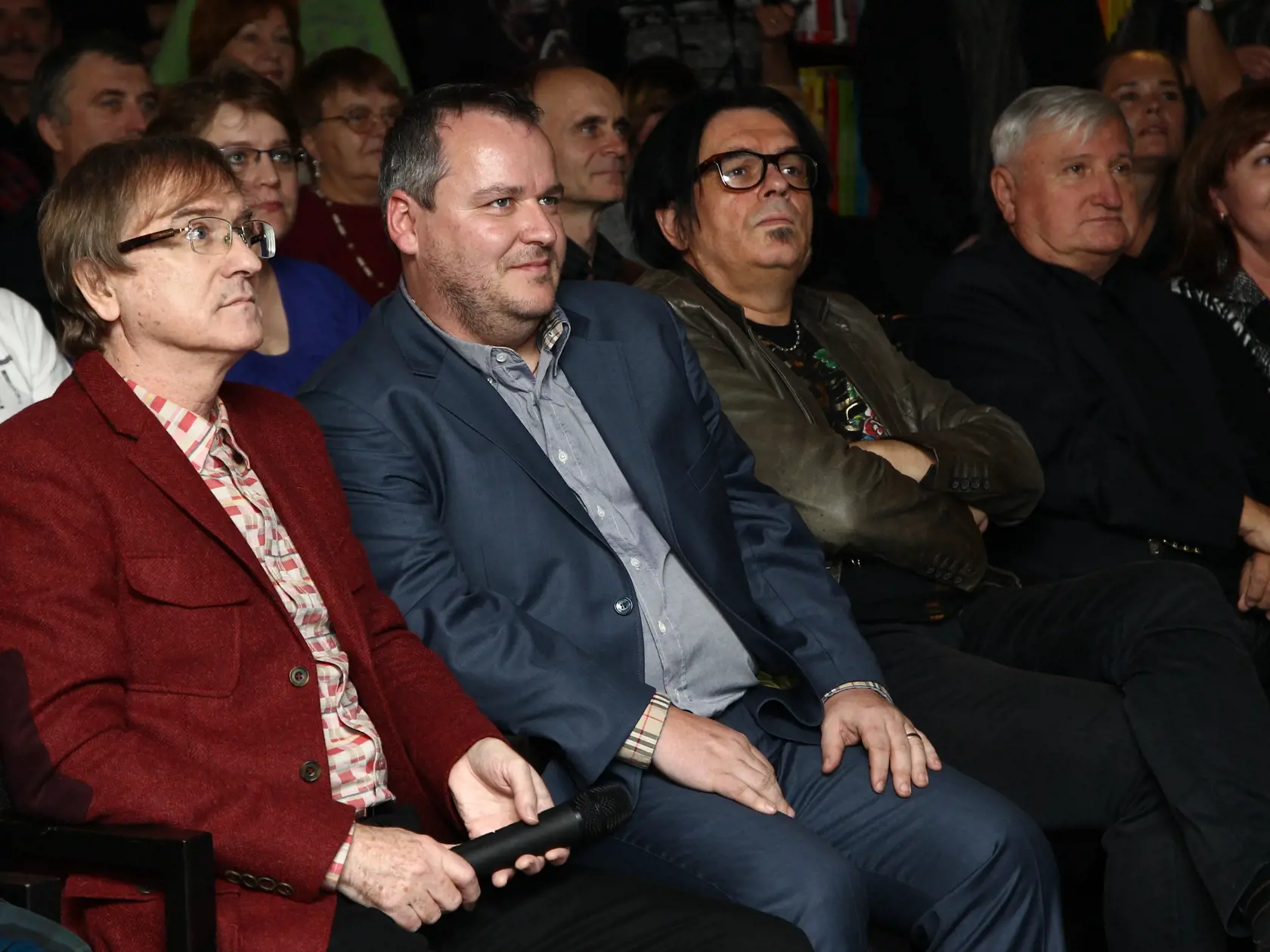 Krst 15CD edicie pesniciek Mira Zbirku a zaroven krst knihy o jeho zivote v knihkupectve panta rhei na postovej
krstny otec CD edicie bol Laco Lucenic
knihu krstil Kamil Peteraj