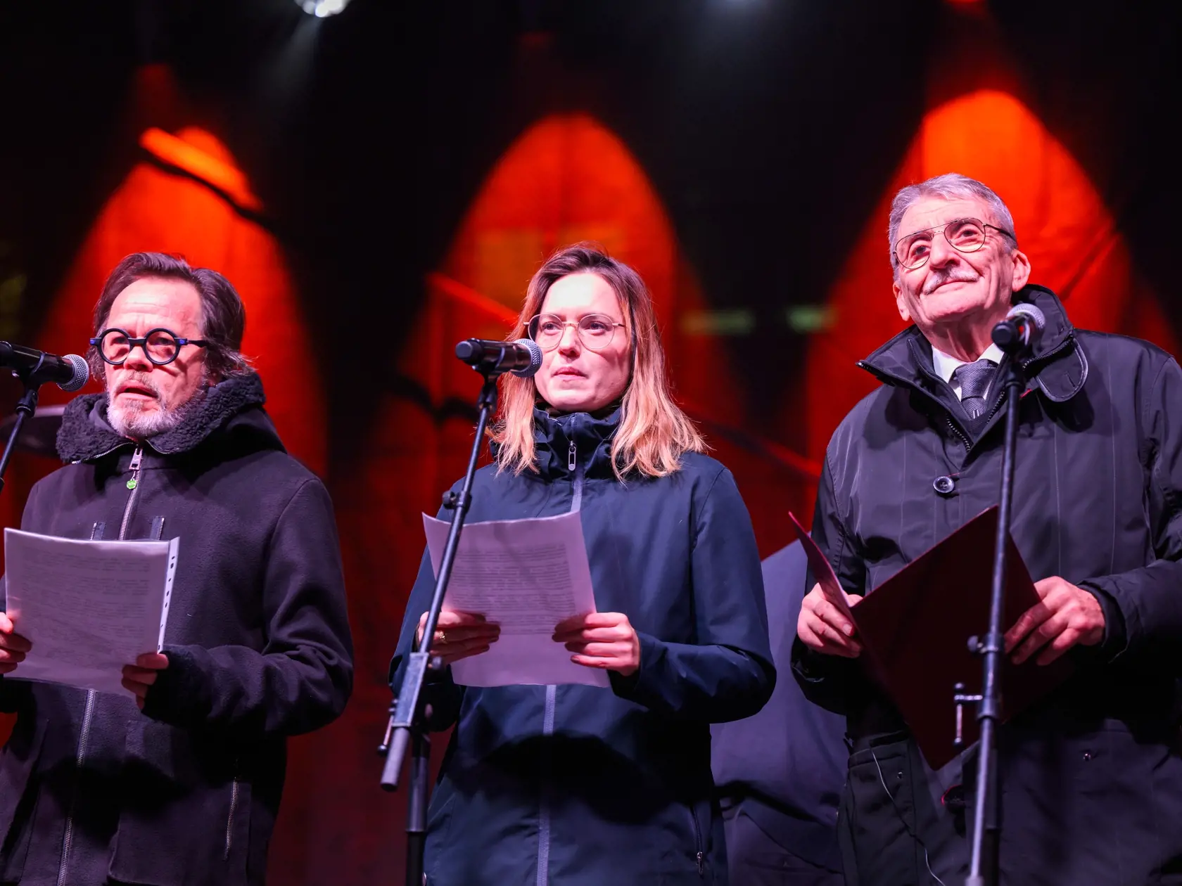 Zľava herci Robert Roth, Rebeka Poláková a Martin Huba počas protestu na podporu slovenskej kultúry s názvom Za budúcnosť kultúry v Bratislave 12. decembra 2024.