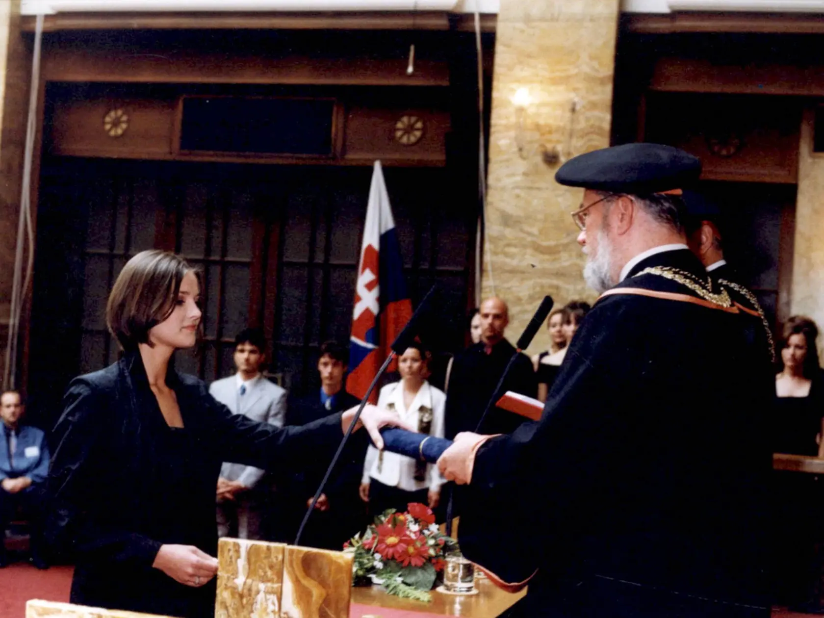 Hana Rapantová si preberá vysokoškolský diplom...