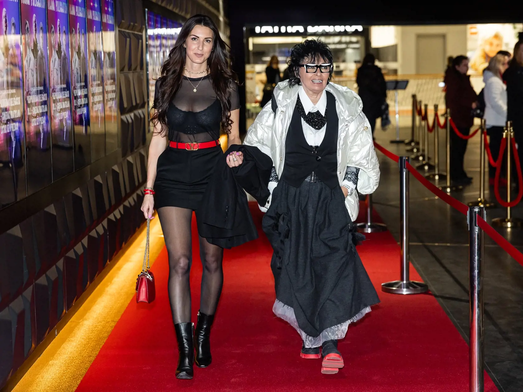 Premiéra slovenského filmu “Vojna policajtov” v Bratislave. Na snímke Michaela Galová a Katarína Rozborilová.