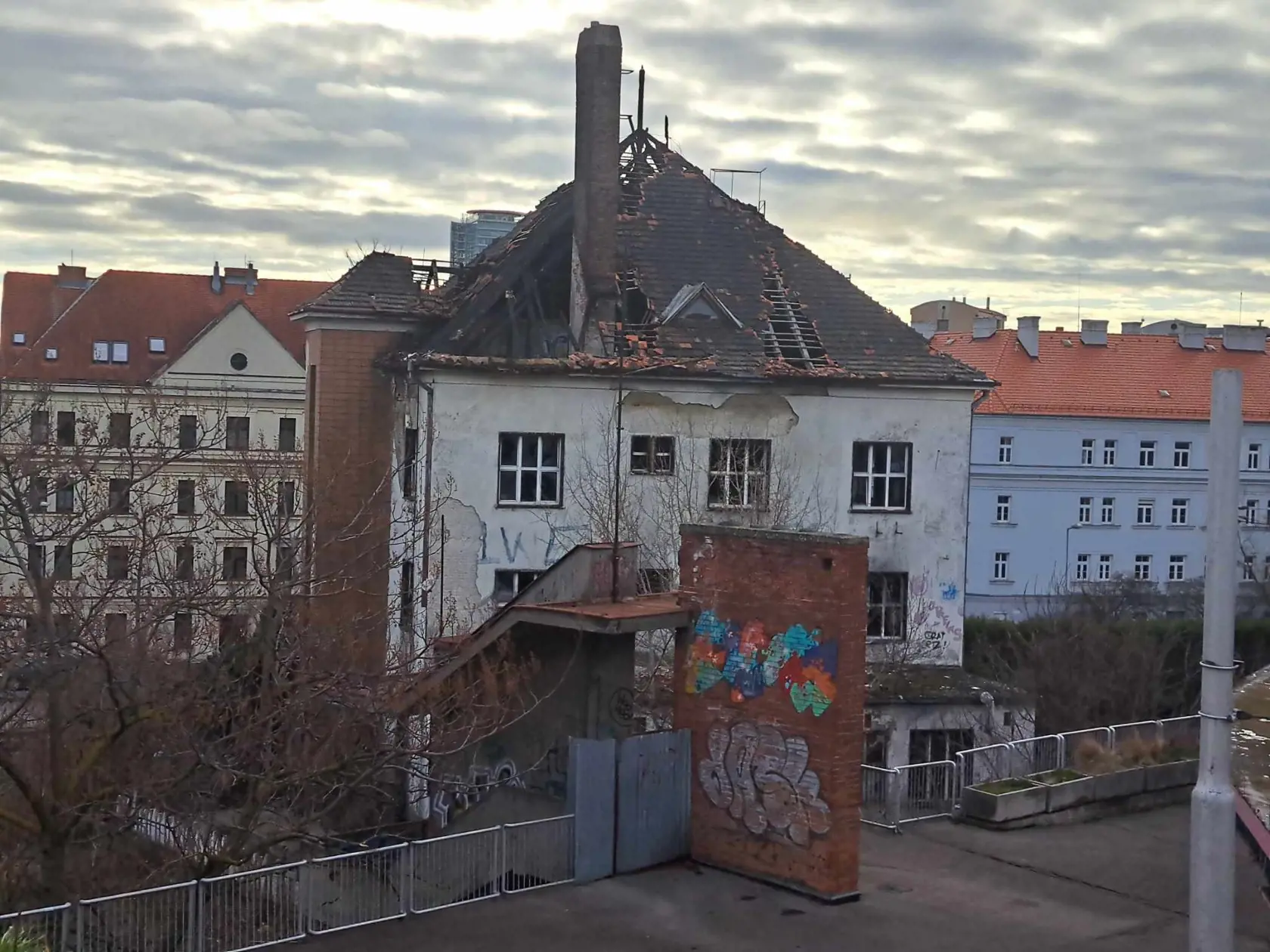 Dom hrôzy na Žabotovej ulici v Bratislave v polovici februára 2024 - toto vidia všetci návštevníci priamo z Hlavnej stanice.