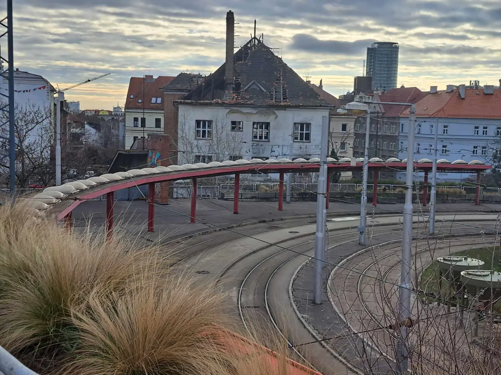 Dom hrôzy na Žabotovej ulici v Bratislave v polovici februára 2024 - toto vidia všetci návštevníci priamo z Hlavnej stanice.
