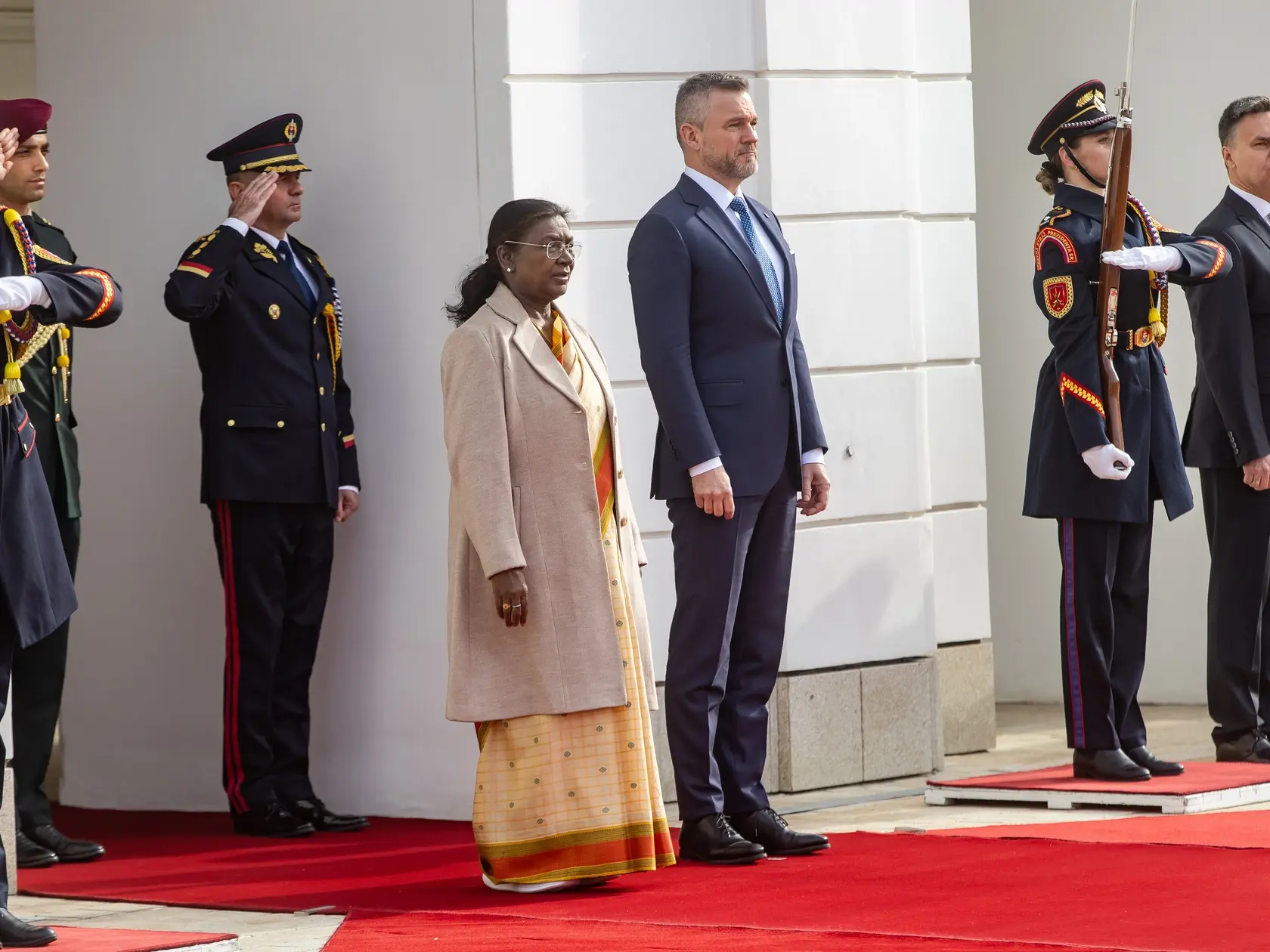 Prezident SR Peter Pellegrini víta v Grasalkovičovom paláci prezidentku Indickej republiky Draupadi Murmúovú.
