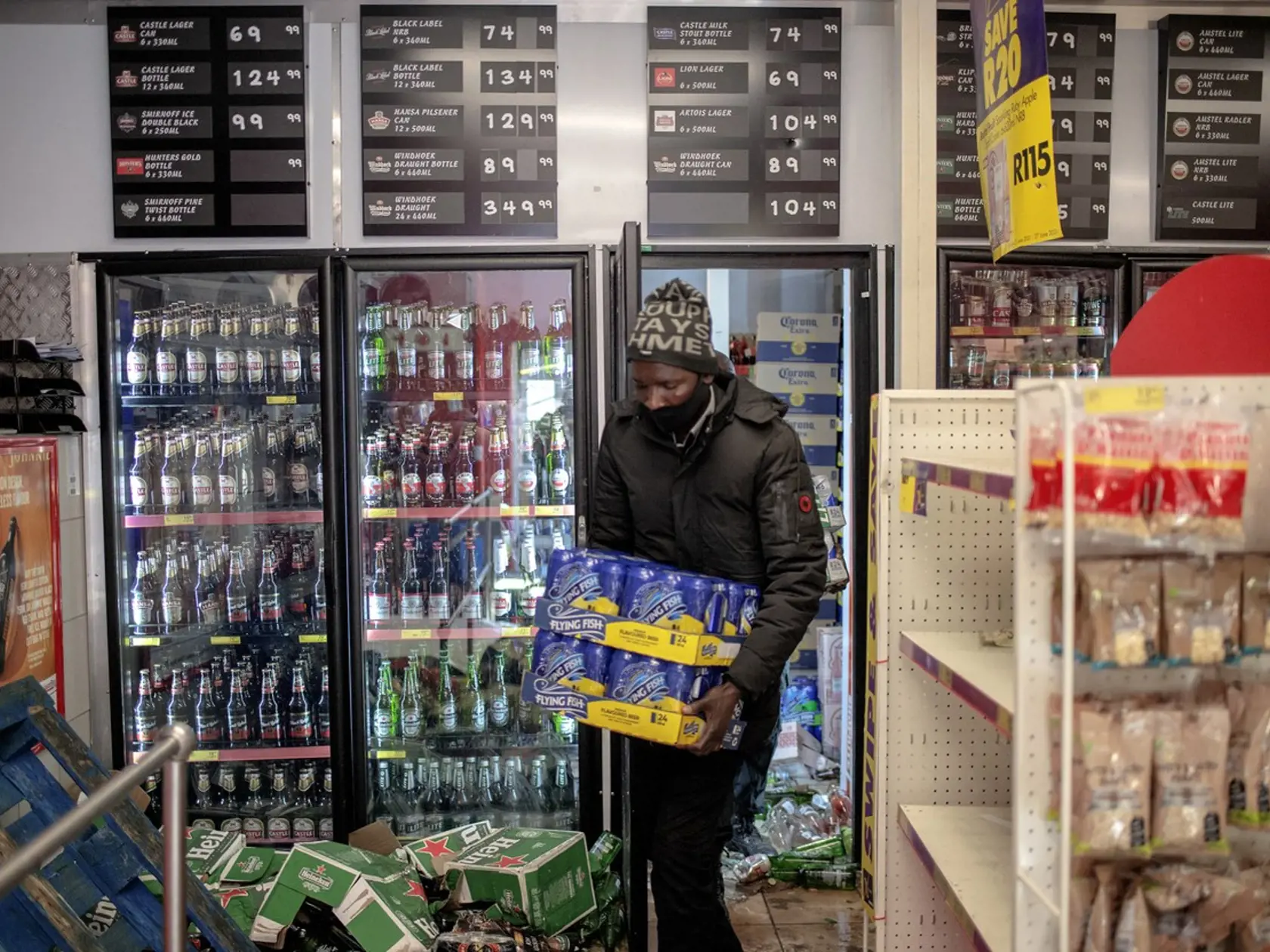 V Juhoafrickej republike vyústili nepokoje ohľadom uväznenia bývalého prezidenta Jacoba Zumu do masívneho a nekontrolovateľného rabovania.