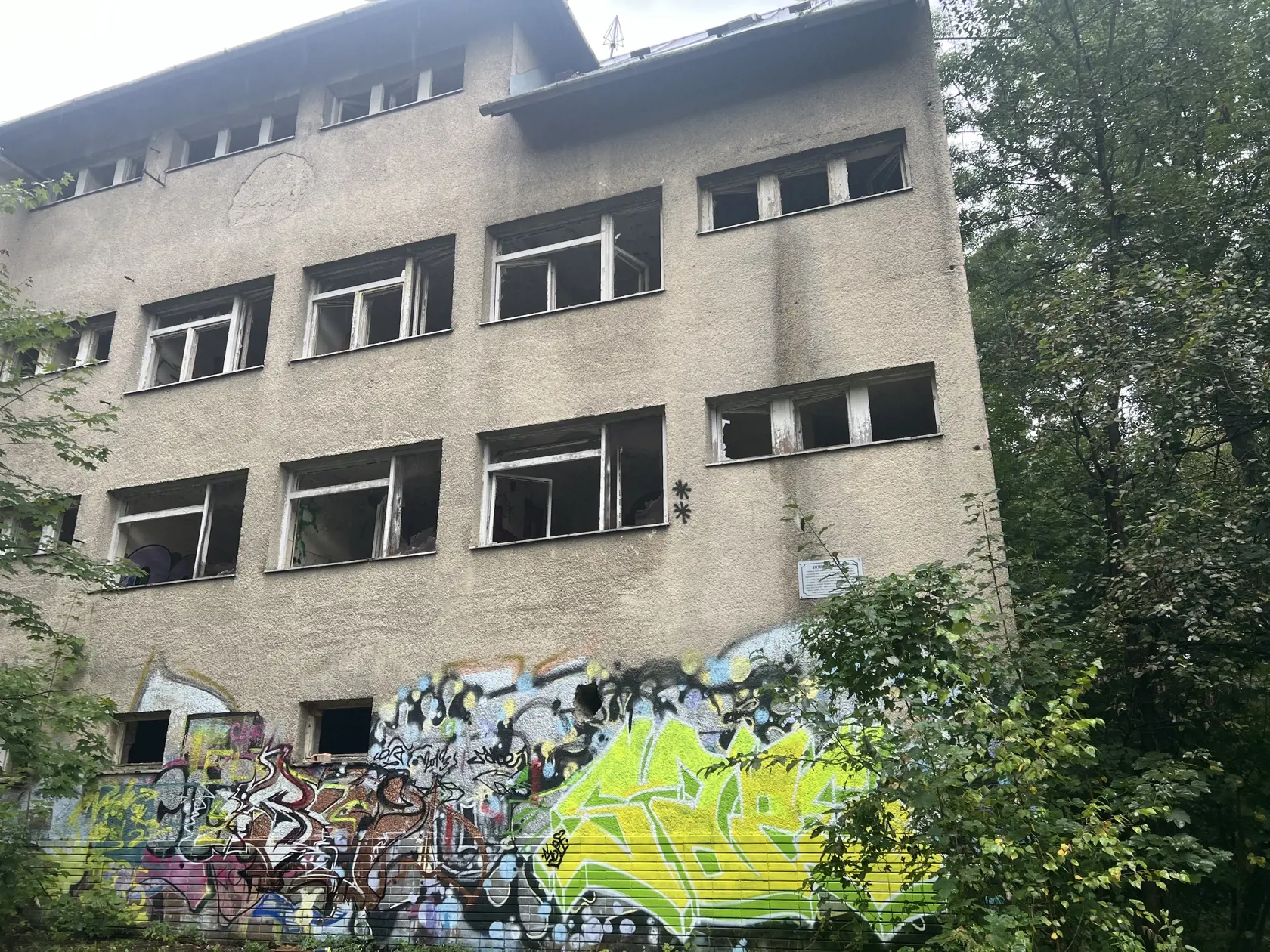 „Budeme opravovať chodníky, pridáme lavičky, osvetlenie a nainštalujeme kamerový systém, aby sme predišli vandalizmu,“ hovorí. Avšak, pri pohľade na zdevastované budovy ťažko uveriť tomu, že toto miesto môže znova ožiť.