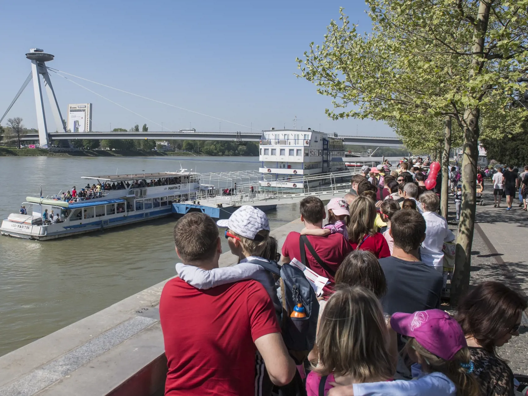 Lode s turistami vyplávali a nemohli reagovať na zmenu, teraz kotvia pred Bratislavou v Hainburgu. Ilustračné foto