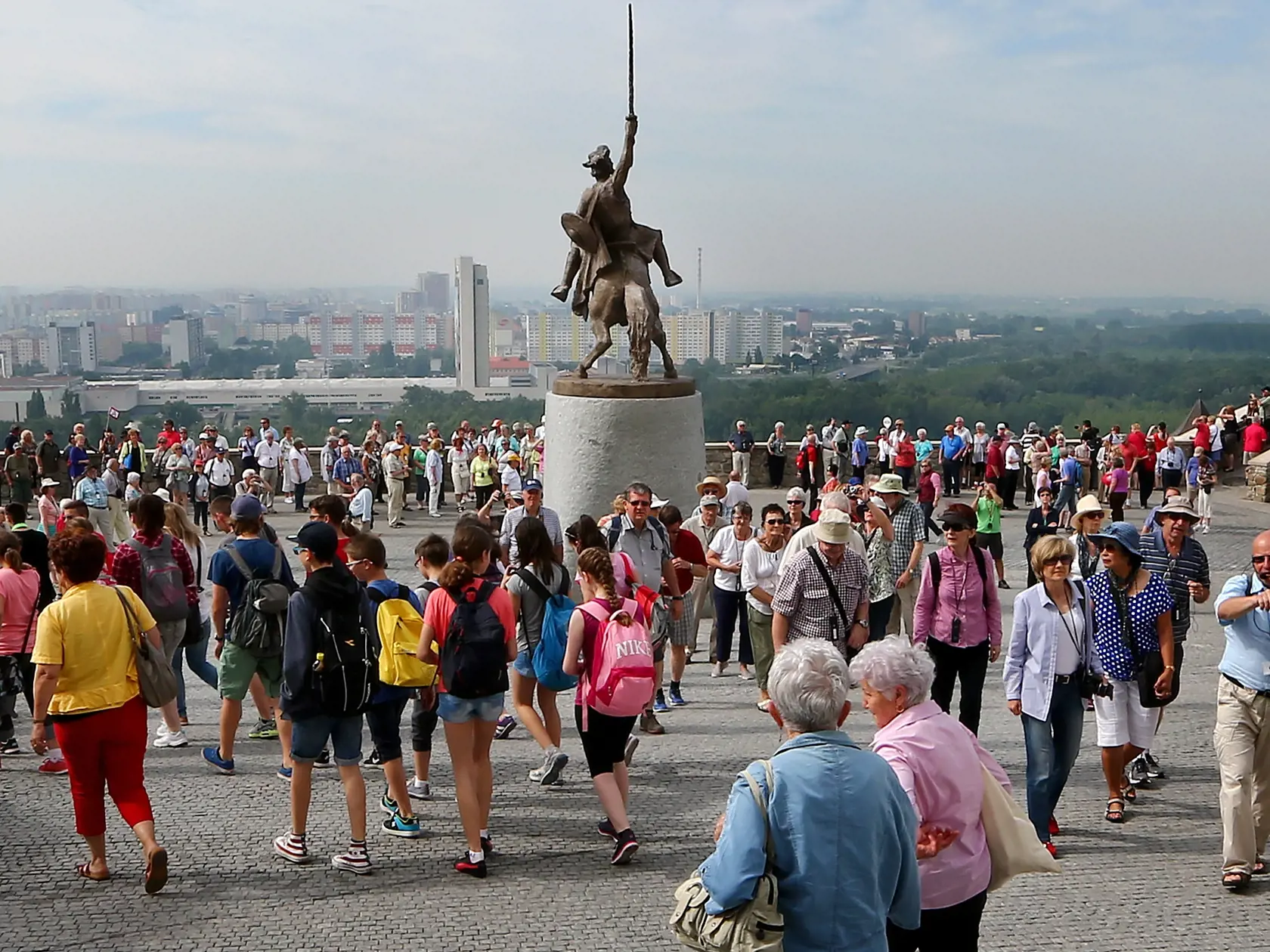 Počet zahraničných turistov v Bratislave klesol o 80 percent.