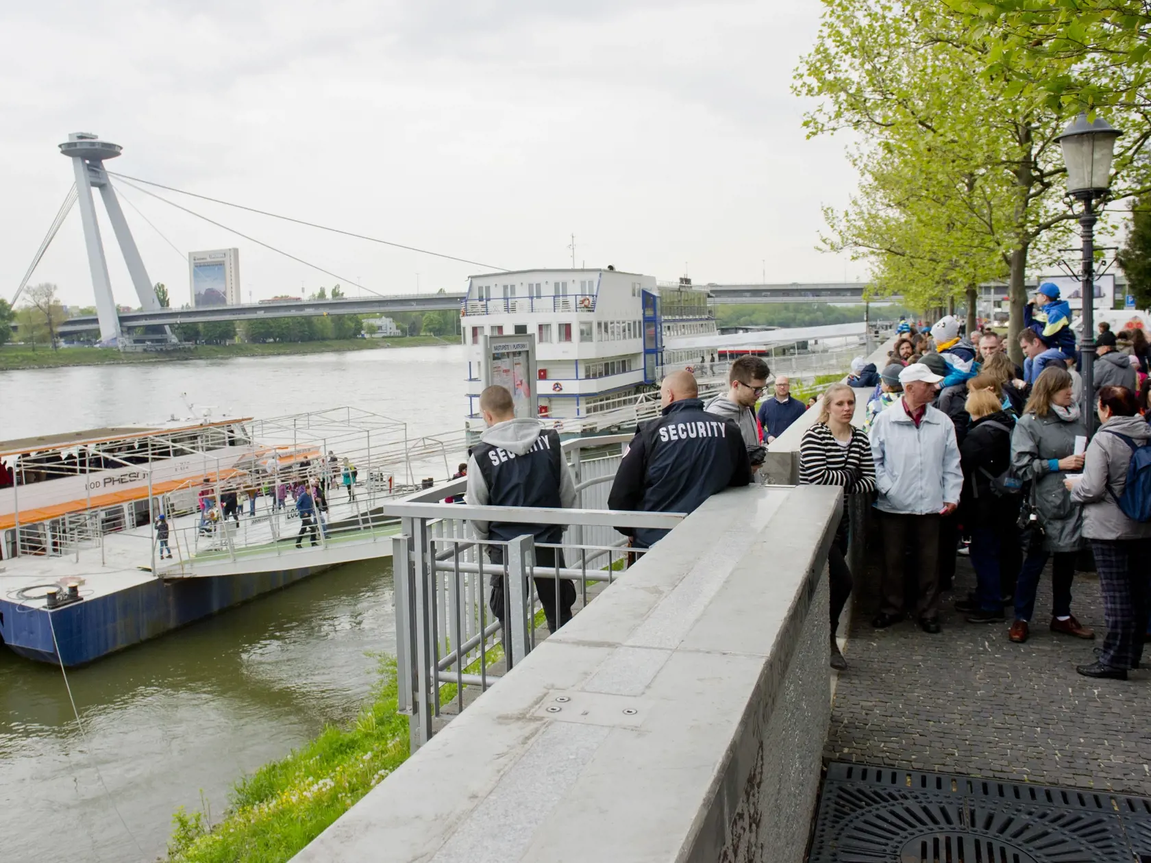 Lode s turistami vyplávali a nemohli reagovať na zmenu, teraz kotvia pred Bratislavou v Hainburgu. Ilustračné foto