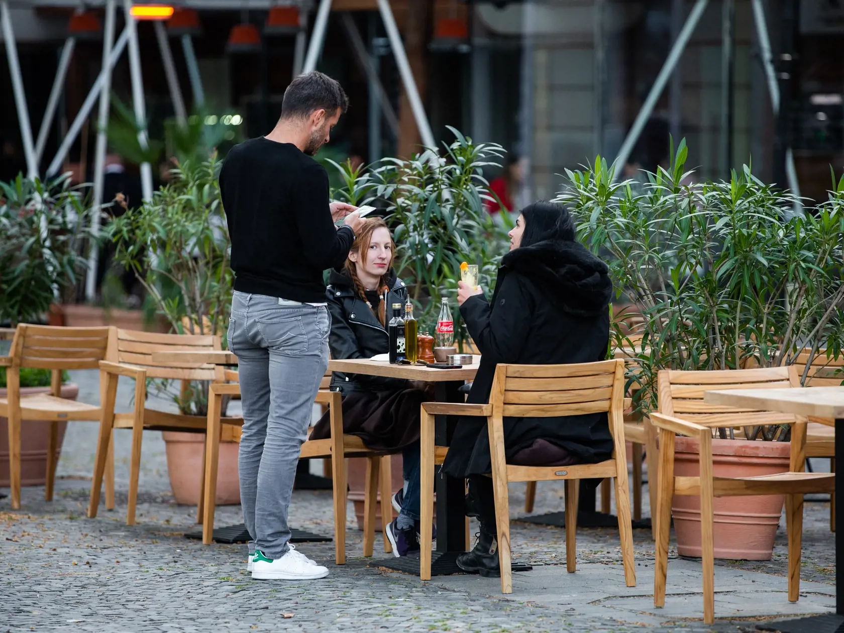 Reštaurácie majú pokles tržieb o 70 percent, problém je už aj zohnať ľudí, ktorí by robili v gastre.