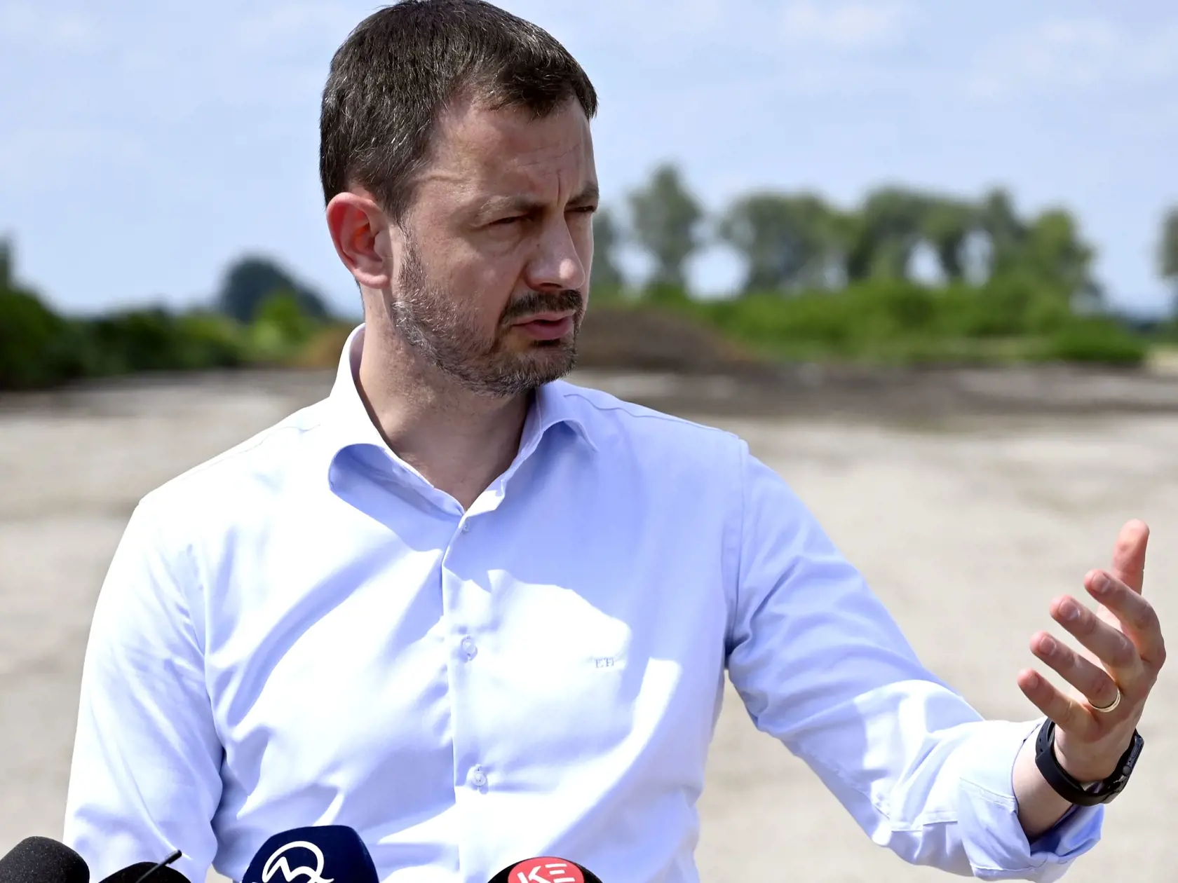 Premiér Eduard Heger (OĽANO) už požiadal ministra dopravy Andreja Doležala (nominant Sme rodina), aby preskúmal dosah opatrení na cestovný ruch. V závislosti od týchto zistení vláda prijme ďalšie kroky.