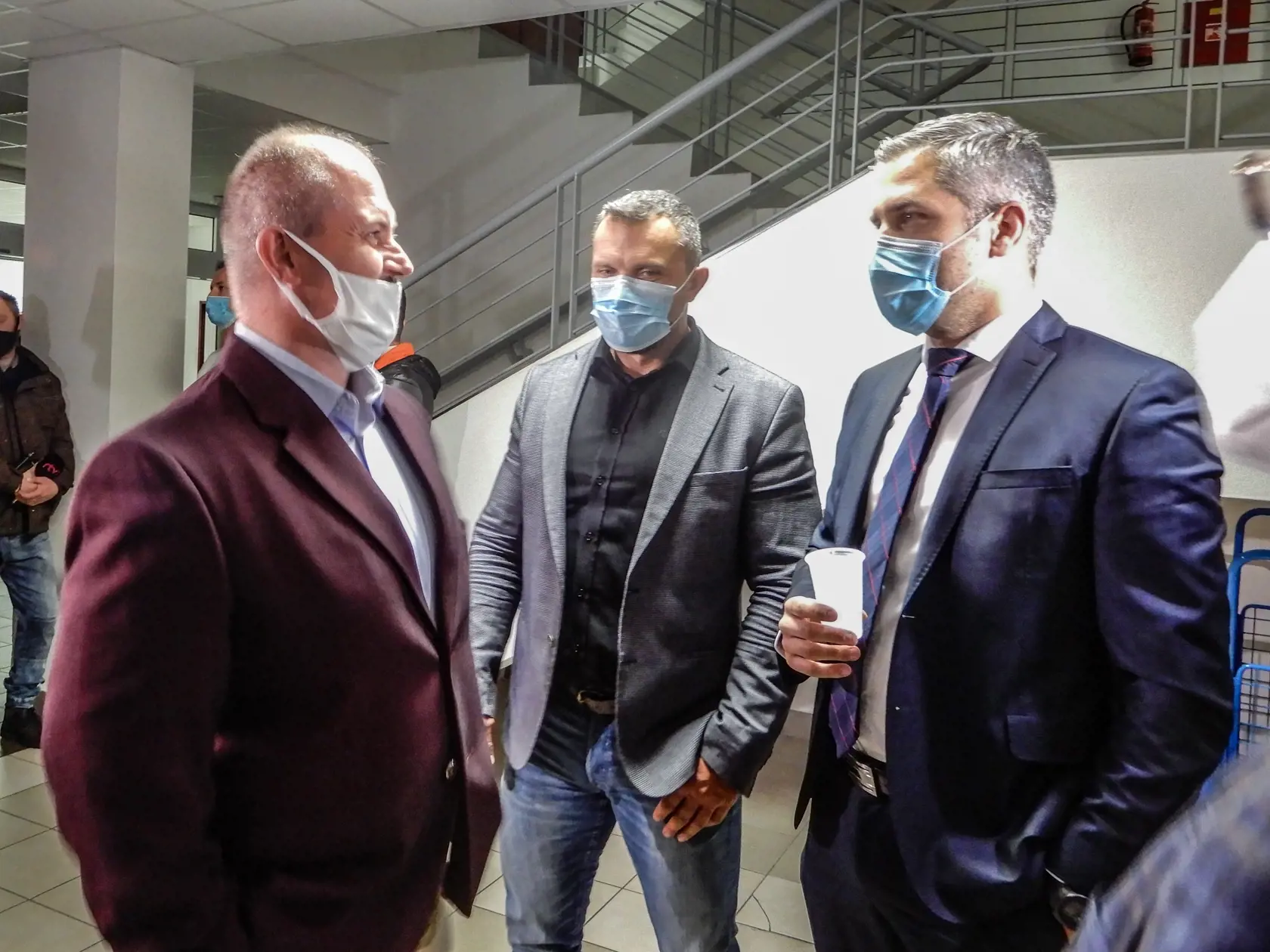 Pred samosudkyňou Špecializovaného trestného súdu (ŠTS) v Pezinku pokračovalo hlavné pojednávanie s predsedom ĽSNS Marianom Kotlebom (vľavo) v kauze rozdávania kontroverzných šekov na sumu 1488 eur. Na pojednávanie sa dostavil Kotleba a jeho dvaja obhajcovia - Tomáš Rosina a Ondrej Mularčík. Prítomný je aj prokurátor Úradu špeciálnej prokuratúry (ÚŠP) Tomáš Honz.