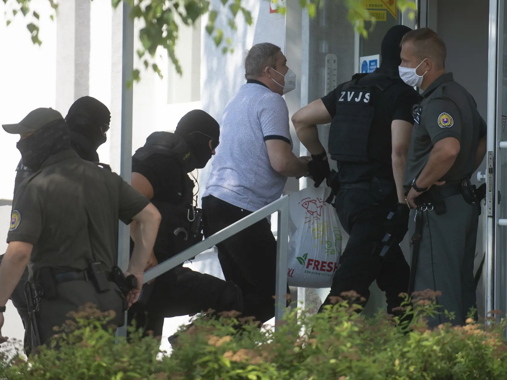 Na snímke uprostred bývalý špeciálny prokurátor Dušan Kováčik v sprievode príslušníkov ZVJS pred hlavným pojednávaním na Špecializovanom trestnom súde (ŠTS) v Pezinku 7. júla 2021.