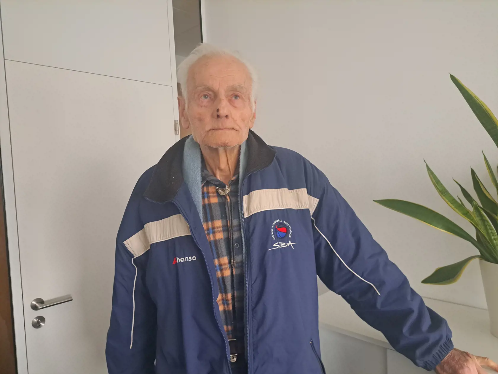 Žije v byte sám a podľa neho si ho zlodeji vytypovali.