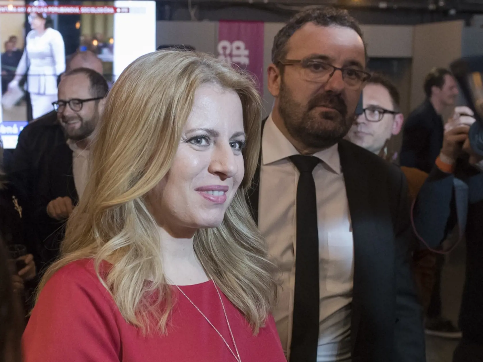 Na snímke je ešte len kandidátka na prezidentku SR Zuzana Čaputová a jej partner Peter Konečný vo svojej volebnej centrále po 1. kole prezidentských volieb 16. marca 2019 v Bratislave. F