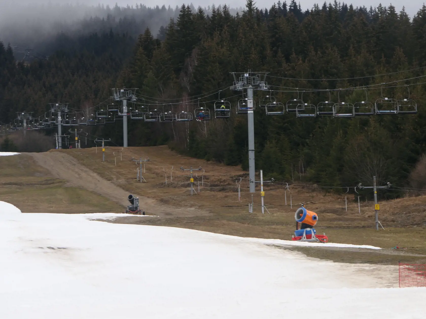 Na snímke návštevníci na sedačke počas lyžovačky na Kubínskej holi 5. januára 2023. FOTO TASR - Erika Ďurčová