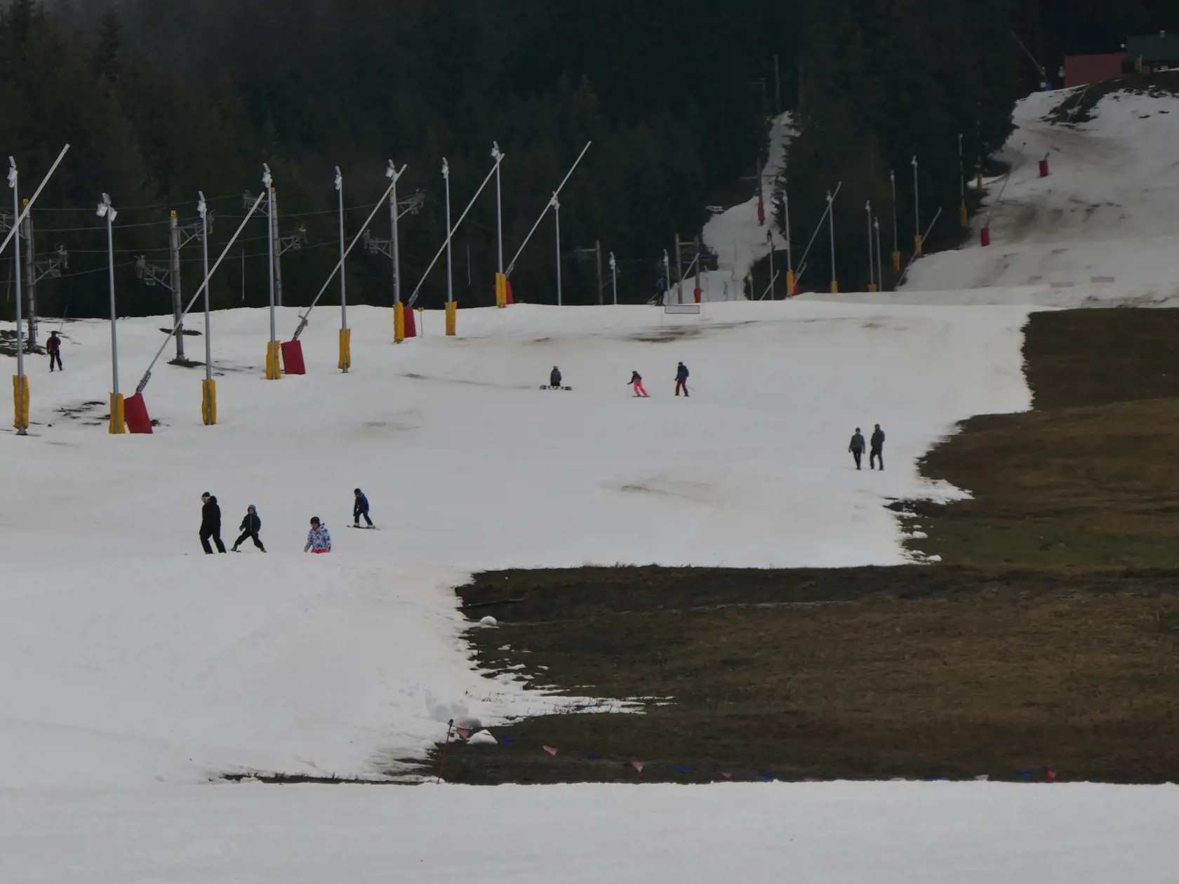 Na snímke návštevníci na svahu počas lyžovačky na Kubínskej holi 5. januára 2023. FOTO TASR - Erika Ďurčová