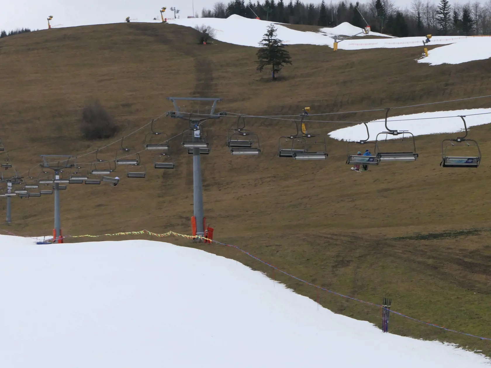 Na snímke lyžiari na sedačke počas lyžovačky vo Vrátnej doline 5. januára 2023. FOTO TASR - Erika Ďurčová